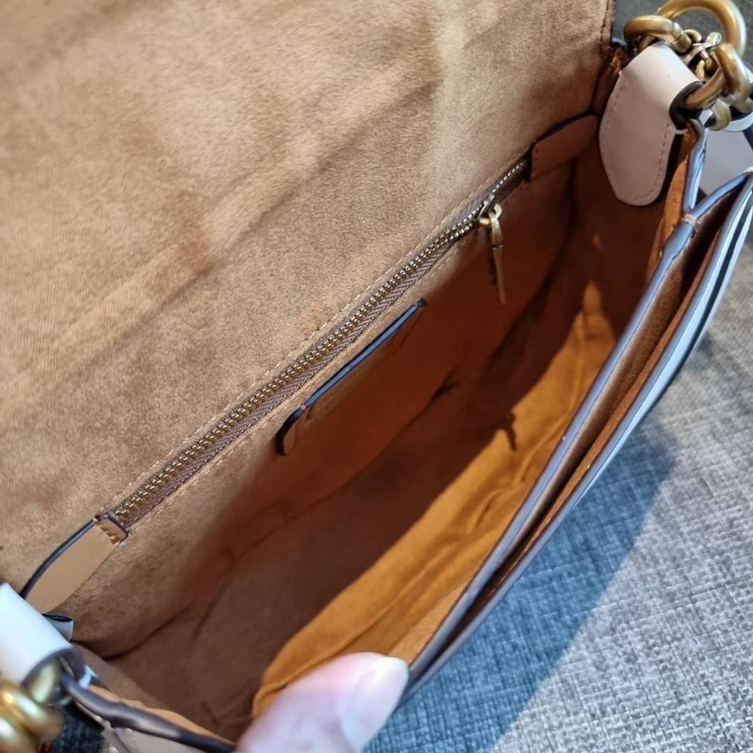 COACH C0749 BEAT SADDLE BAG The best item! ที่สาวๆรอคอย! ฮอตไฟลุก! สีหายาก ละมุนคุณหนู คอลเลคชั่นใหม่ ดีไซน์หรูหรา พิเศษมากๆมาพร้อมสายสะพาย 2 เส้น ใช้คู่กันหรือแยกสะพายก็สวยครบสูตร กระเป๋าสะพายทรง saddle คลาสสิค วัสดุหนัง glove-tanned ทนทาน เปิด-ปิดด้วยกร