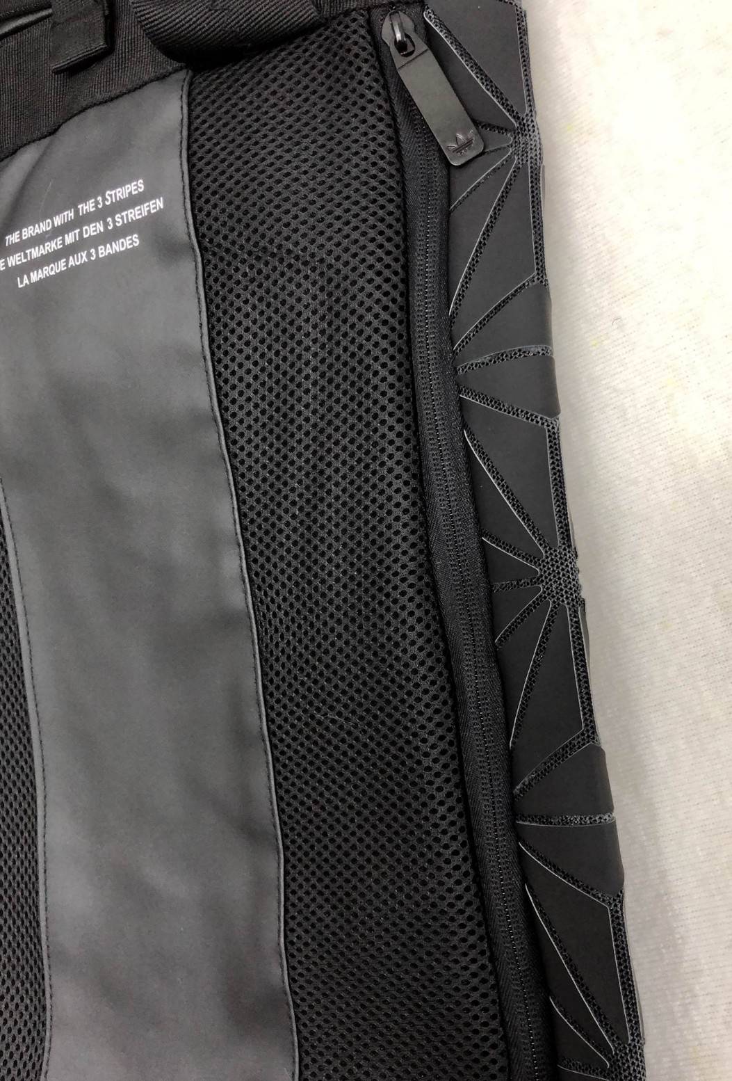 New!!! Adidas Peppa Roll Top 3D กระเป๋าสะพายหลังเนื้อ mate อย่างดี ด้านหน้าพิมโลโก้แบรนด์ พร้อมรูปหมู peppa limited สวย น่าใช้มากๆ เปิดกระเป๋าแบบกระดุม เปิดปิดแบบตีนตุ๊กแกม้วนพับ สายสะพายลดการเจ็บเมื่อยล้าได้เป็นอย่างดี ภายในโล่ง กว้างลึก ใส่ของจุทีเดียวค