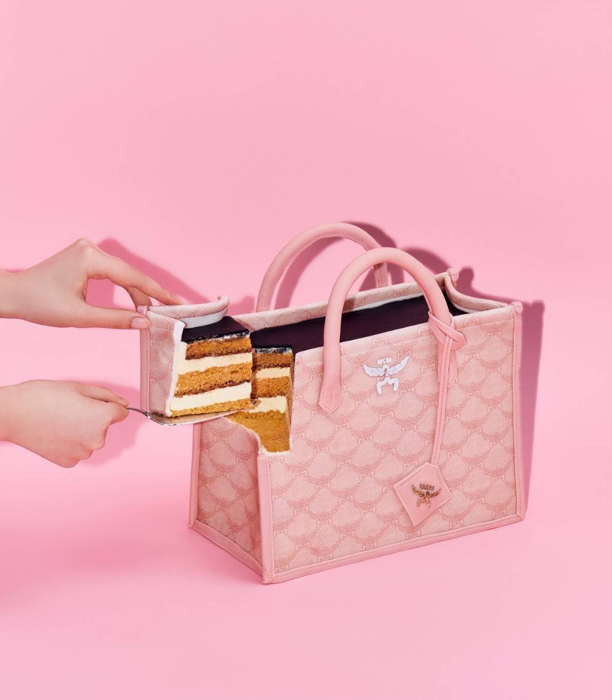 M.C.M HIMMEL SMALL TOTE IN LAURETOS คอลเลคชั่นใหม่ สีเข้าใหม่ ดีไซน์ละมุน น่ารักน่าใช้มากๆ ต้อนรับลวดลาย lauretos ไอคอนิกโมโนแกรมใหม่ ที่สวยแตกต่าง กระเป๋าทรงโท้ท โทนสีเรียบหรู