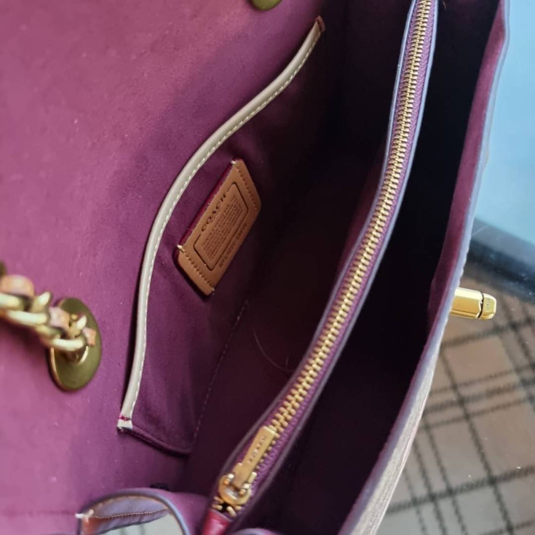 COACH 54649 PARKER IN SIGNATURE CANVAS WITH PRAIRIE FLORAL PRINT กลับมาอีกครั้ง!! กับไอเท็มสุดฮ็อต ที่สาวๆตามหากันนักหนา จัดมาแบบจุใจไปเลย ความสวยแซ่บไม่ต้องพูดเยอะ วัสดุหนังแคนวาสสลับหนังเรียบสวยคม พร้อมดีไซน์ลายดอกไม้โดดเด่น เปิด-ปิดง่ายด้วยตัวบิดล็อค ภ