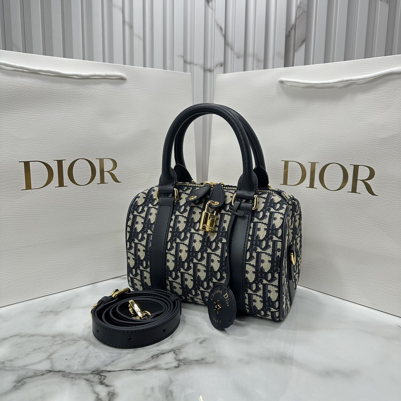 DIOR Groove 20 Bag / Dior Keepall Macrocannage Leather / Oblique Jacquard กระเป๋าสะพายทรงบอสตัน Keepall ทันสมัยและสง่างาม ใช้งานได้ทั้งแบบสะพายไหล่หรือสะพายแบบครอสบอดี้ เหมาะเป็นไอเทมคู่ใจในชีวิตประจำวัน เกรดออริ 1:1