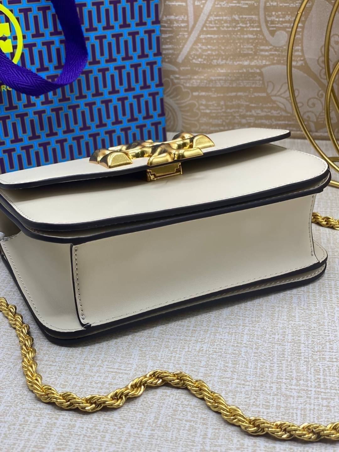 Tory Burch Eleanor Medium Convertible Shoulder Bag / Tory Burch 75003 ฮอตไอเท็ม รุ่นนี้ขายดีขายหมด สวยหรู คุณหนู ผู้ดี!! หายากมากแล้วน้า กระเป๋าสะพายข้าง ดีไซน์อยู่ทรง ขนาดกำลังสะดวกใช้สำหรับสาว เปิด-ปิดด้วยแถบแม่เหล็ก ภายในแบ่งสัดส่วนได้เป็นอย่างดี