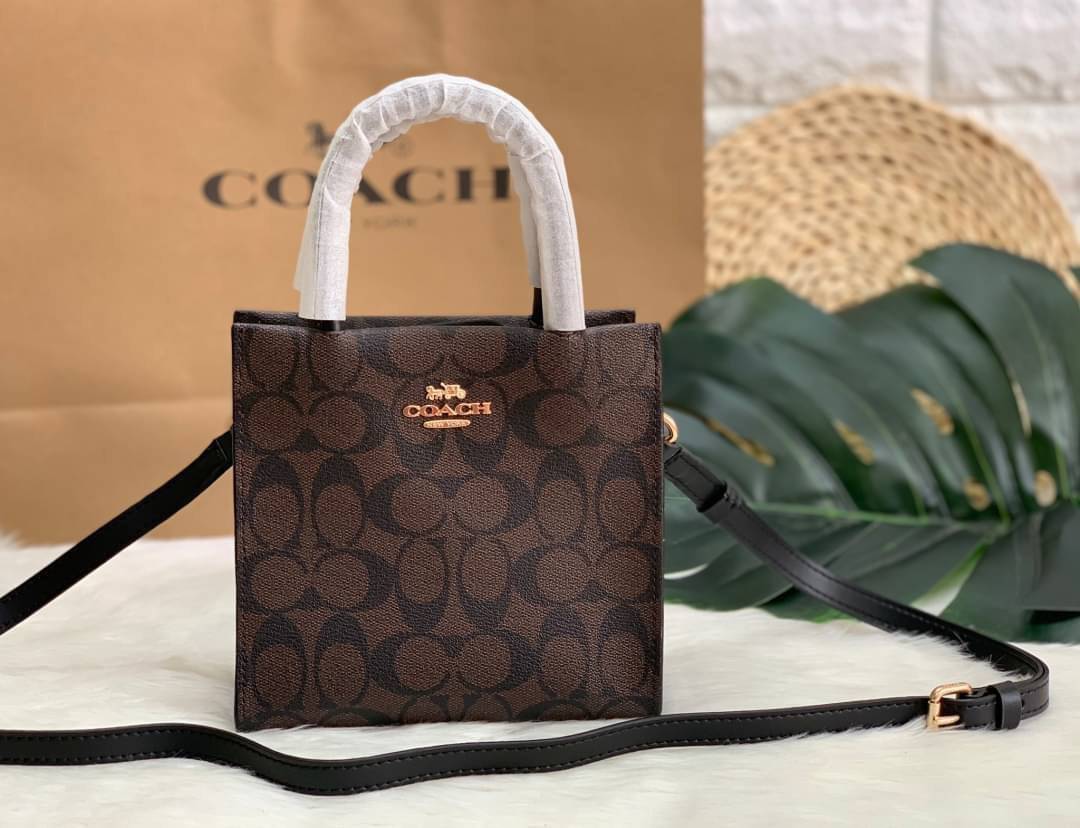 COACH MINI CALLY CROSSBODY IN SIGNATURE ((3599, 2184, 5693, 2134, 2183)) พร้อมส่งที่ไทยทันที! กระเป๋าสะพายครอสบอดี้ร์ กระเป๋าครอสบอดี้โท้ทมินิไซส์ รุ่นใหม่สุดฮอต!! ใบจริงคือน่ารักม้ากกกก!! สวยอยู่ทรง น่ารักน่าใช้ ทรงTote ปากกระเป๋าเปิดปิดแบบแม่เหล็ก ภายใน