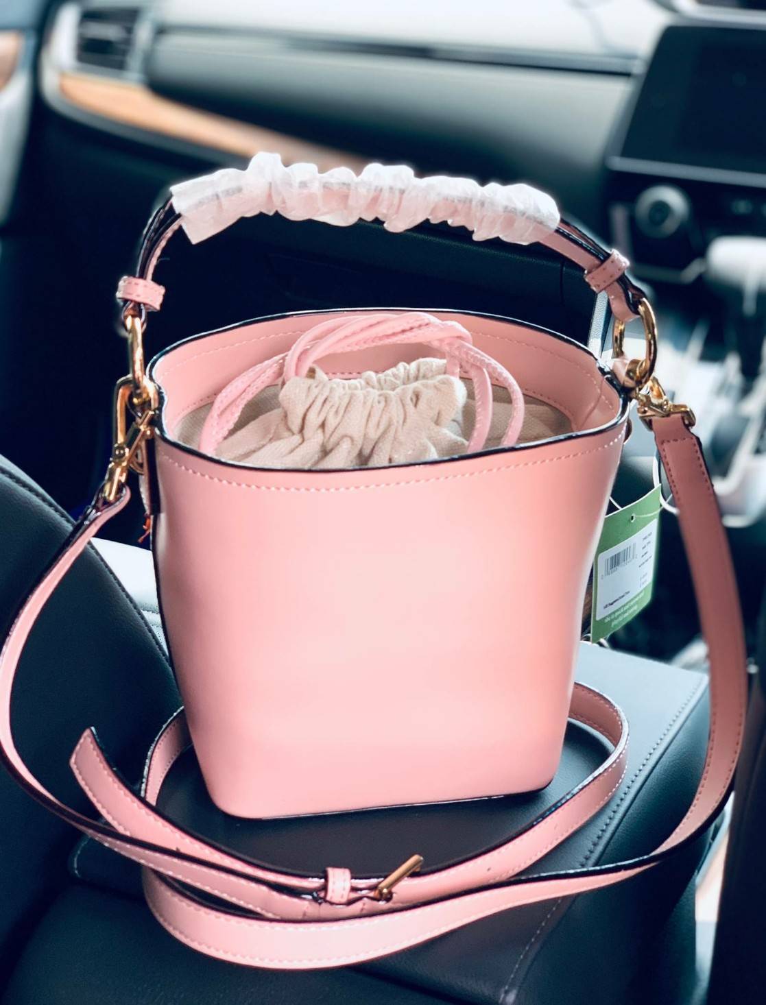 Kate spade new york Flamingo Pippa Bucket Bag 🍭รุ่นแนะนำ ราคานี้หายากแล้วจร้าา กระเป๋าหิ้วหรือสะพายข้างได้ ทรงถัง วัสดุหนังแกะแท้ สัมผัสหนังนิ่มมือดีมากๆค่ะ ด้านหน้าแต่งรูป Flamingo ดูเก๋มากๆค่ะ มีอะไหล่แบรนด์ ปากกระเป๋าแบบหูรูด ภายในกระเป๋าโล่ง ใ