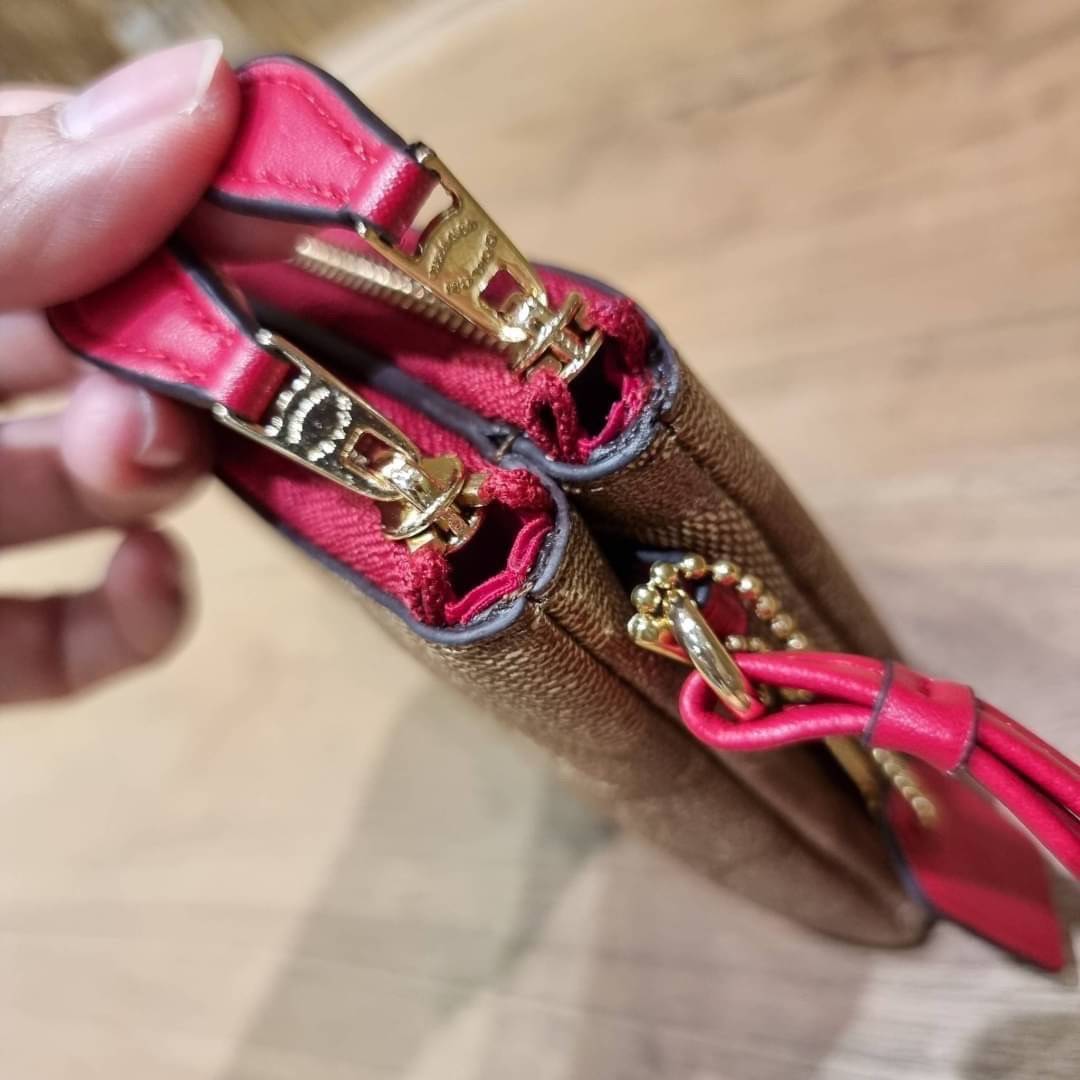 COACH F54057 DOUBLE ZIP WALLET IN SIGNATURE กระเป๋าคล้องมือ size L ใบนี้ใส่มือถือได้ทุกรุ่น ขนาดกำลังดี พกพาสะดวกมากๆ วัสดุหนังสังเคราะห์ ภายในเป็นผ้าสีสวยคม ใส่ธนบัตร ใส่บัตรได้เยอะ ใส่มือถือได้สบายๆทุกรุ่น ตอบโจทย์สาวๆที่ไม่ชอบพกเยอะวุ่นวายจ้า ใบนี้เอาอ