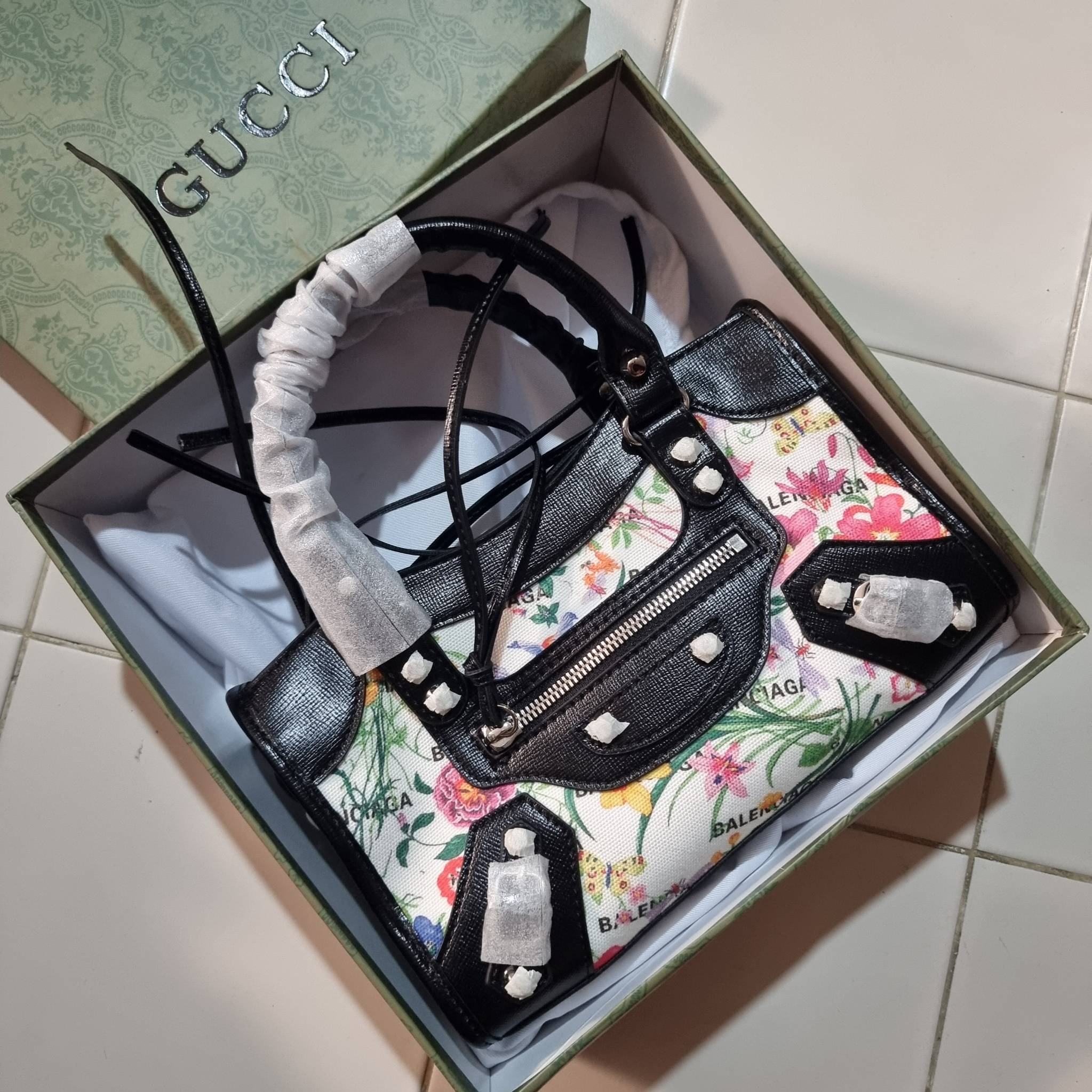 ไซส์ใหม่ กับรุ่นคอลแลบอีกหนึ่ง ที่ฮอตติดลมไม่เลิก!! Gucci×Balenciaga neo floral small bag กระเป๋าถือ/สะพายข้างที่โดดเด่นในสไตล์ที่ไม่ซ้ำ ไม่เกร่อ ดีไซน์มีกิมมิคและลูกเล่นแพรวพราว ทั้งหนังรูดซิป ทั้งหูจับ ทั้งความตกแต่ง มีดีเทลอัพราคาไปหมด วัสดุผ้าแคนวาสตั