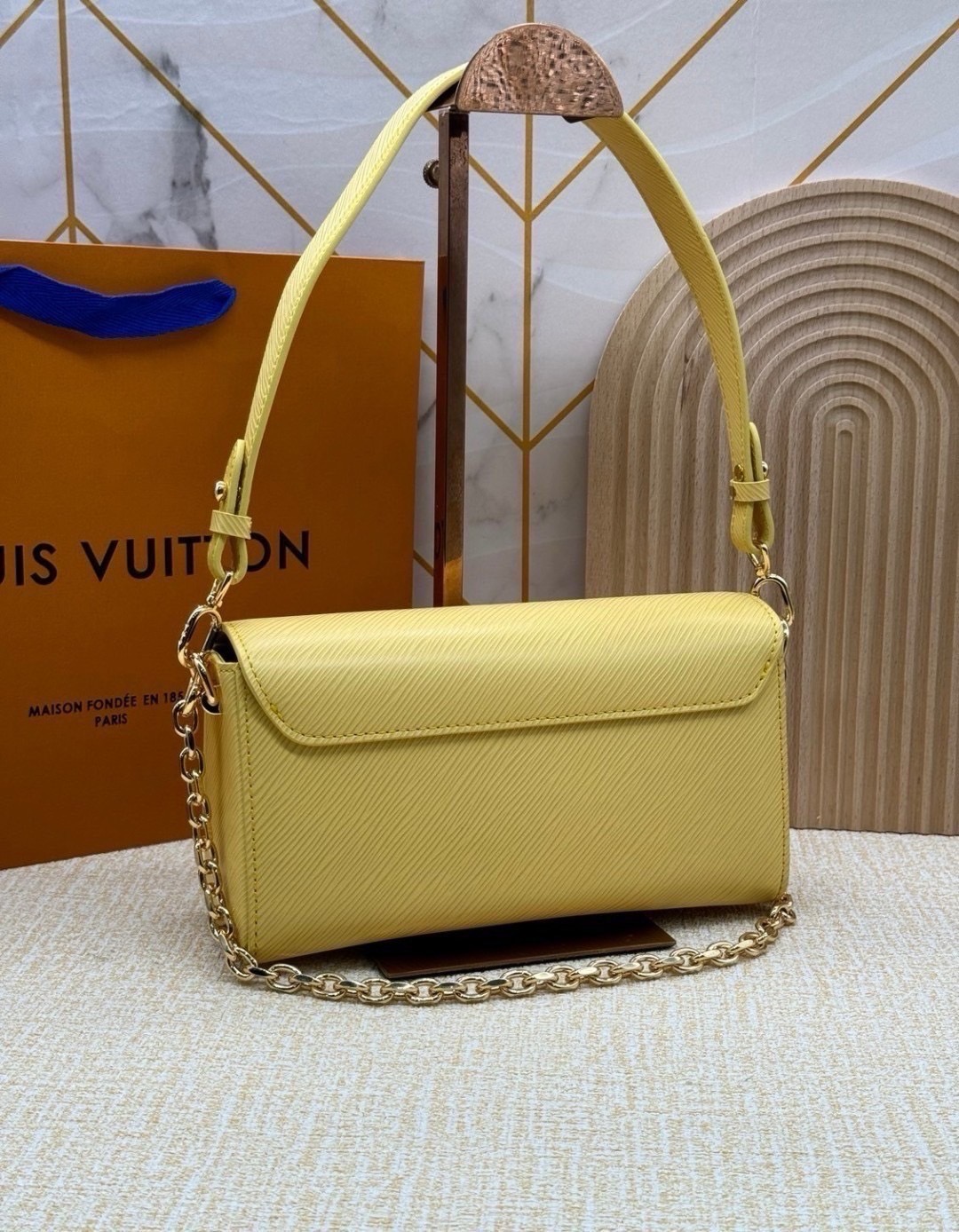 ORI หนังแท้ | LV Twist West Bag กระเป๋าสะพายหนัง Epi ลายเกรน สุดคลาสสิกมาดีไซน์ใหม่ในรูปทรงยาวเผยลุคมีระดับเหนือกาลเวลา ความหรูหราเข้ากับสตรีตสไตล์