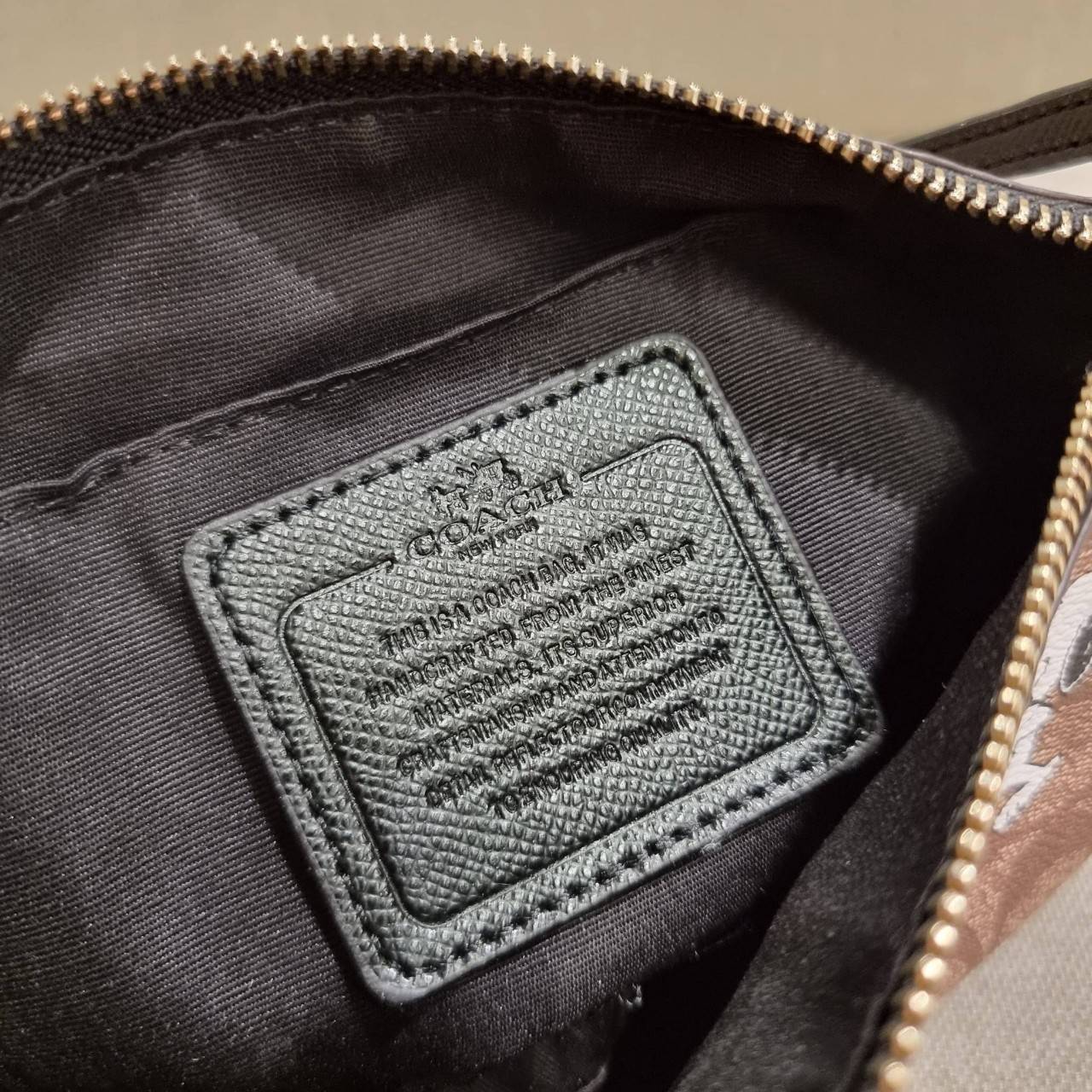 OUTLET 】COACH F36674 TOP HANDLE POUCH IN SIGNATURE WITH SNOOPY PRINT คอลเลคชั่นใหม่ ในสไตล์พอช มาให้ช้อปก่อนใครในไทยจ้า น่ารักน่าใช้ไปอีกกับกระเป๋าสะพายทรงฮิตตลอดกาล ด้วยดีไซน์ที่ออกมาให้ใช้งานได้ง่าย ขนาดกำลังเหมาะ วัสดุแคนวาสทนทาน ดีไปหมดขนาดนี้!! คุณลู