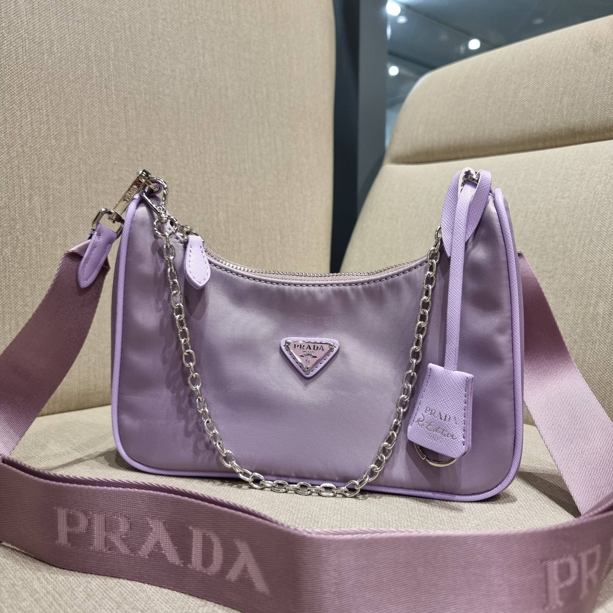 VIP 🥂 PRADA RE-EDITION 2005 RE-NYLON SHOULDER BAG ไอเท็มสุดปัง ที่ฮิตตลอดกาลไม่ว่าจะปีไหนๆ จัดให้ครบทั้งสีขายดีและสีใหม่ล่าสุด ที่สายคุณหนูห้ามพลาด!! กับกระเป๋าสะพายทรงคลาสสิค เหมาะเป็น everyday bag มากๆ วัสดุผ้าไนล่อนคุณภาพ พร้อมใบลูก ไว้ใส่เหรีย