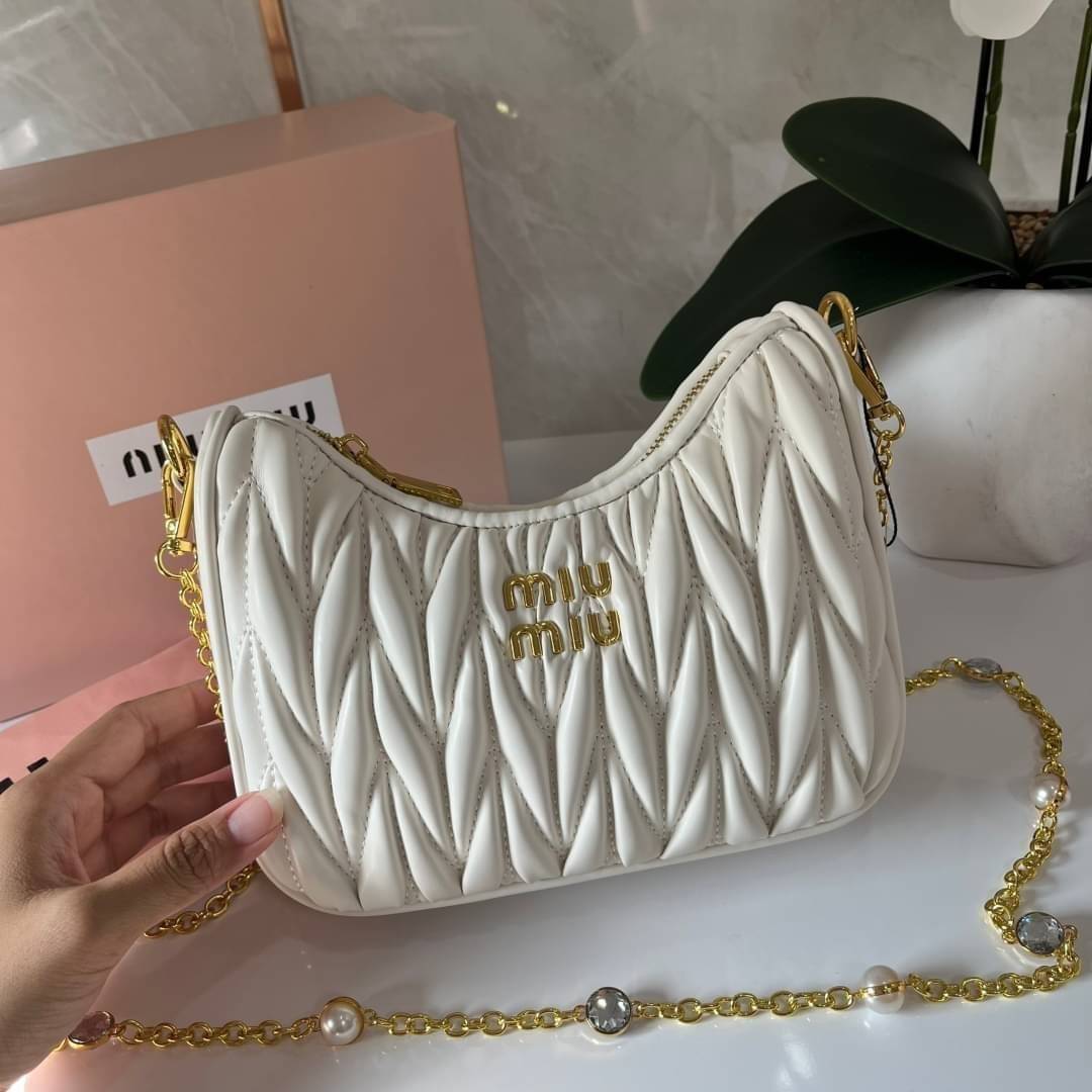 MIU MIU matelasse nappa leather shoulder bag กระเป๋าสะพายข้าง สายสะพายประดับไข่มุกและคริสตัล ให้ความละมุม ลุคคุณหนูน่ารักสุดๆคะ