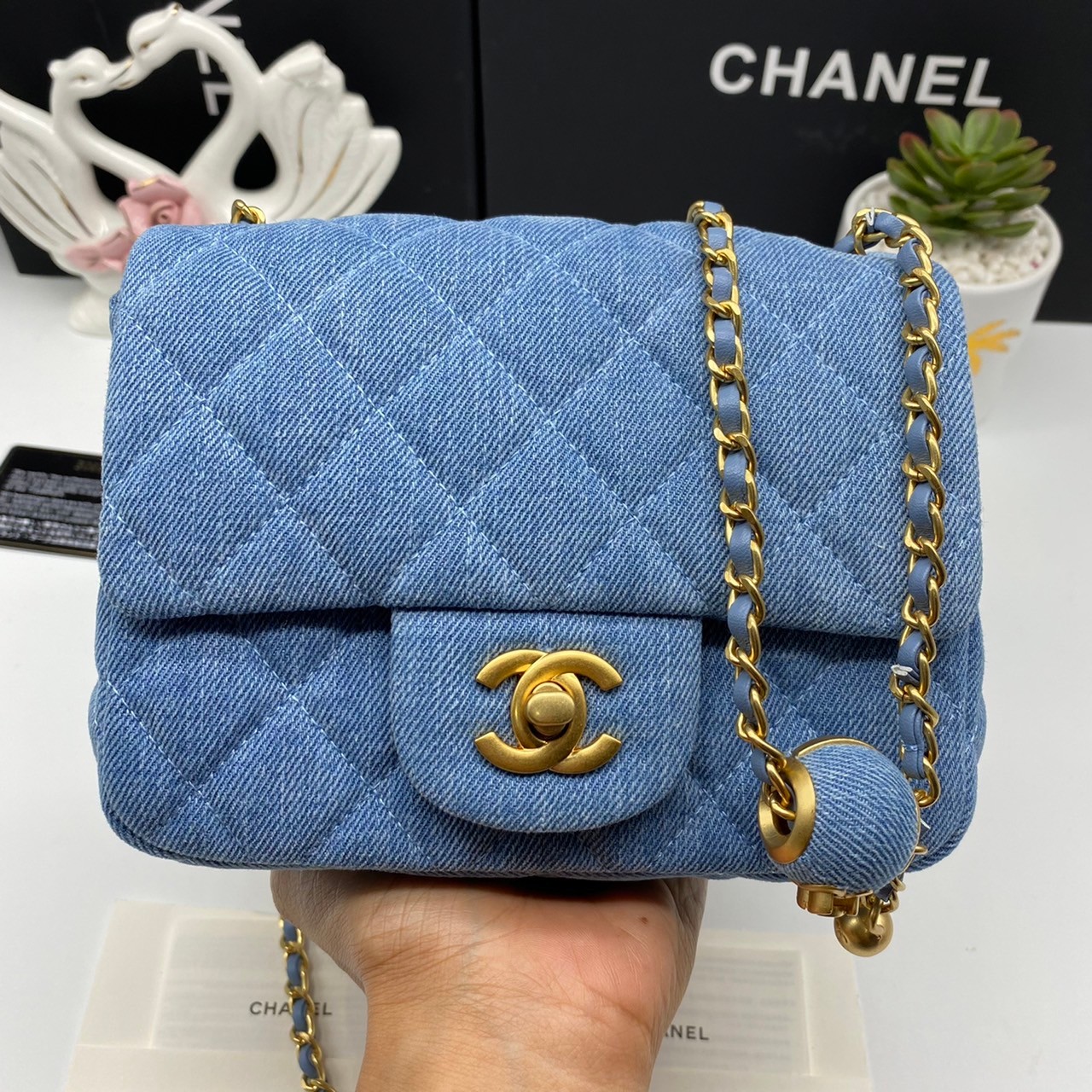 CHANEL Mini Flap Bag Denim Pearl Gold Hardware 18cm พร้อมส่งที่ไทย วัสดุผ้าเดนิมสีน้ำเงินแท้ พร้อมฮาร์ดแวร์โทนสีทองโบราณ และมีฝาปิดด้านหน้าปิดแบบเทิร์นล็อค CC ซิกเนเจอร์ของแบรนด์ ภาพสินค้าถ่ายจากงานขายจริง ใช้งานต่างประเทศได้