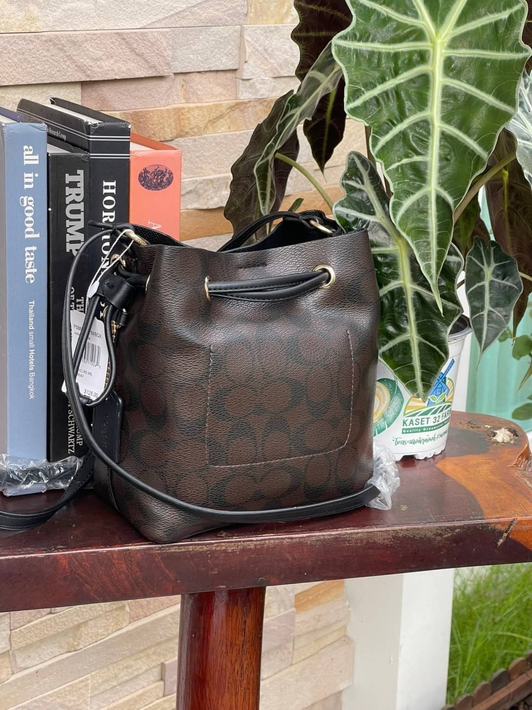 Coach Lena Crossbody Signature Bucket Bag กระเป๋าสะพายไหล่สุดคลาสสิกรุ่นนี้ เป็นรูปทรงถัง ที่สามารถจุของได้กำลังดี สำหรับสาวๆสายแฟชั่นที่ชอบรายละเอียดชิคๆ ดีไซน์เก๋ ด้วยรูปทรงของกระเป๋าที่ออกแบบมาให้ฐานเป็นรูปสี่เหลี่ยมทำให้กระเป๋ายังคงรูปทรงได้ง่าย มีสาย