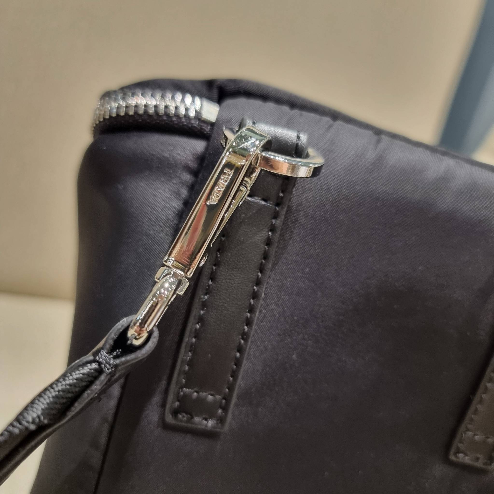 PRADA RE-NYLON AND LEATHER SHOULDER BAG ถึงเวลาของหนุ่มกันแล้ว!! ไอเท็ม best seller ที่เตรียมขึ้นแท่นรุ่นหายาก เท่ คูล ดูดี ไม่เกร่อ กระเป๋าสะพายข้าง รูปทรงเรขาคณิต ดีไซน์เรียบง่าย แต่มีความหรูในตัว วัสดุผ้าไนล่อนคุณภาพ พร้อมใบลูก ไว้ใส่เหรียญ ใส่กุญแจได้