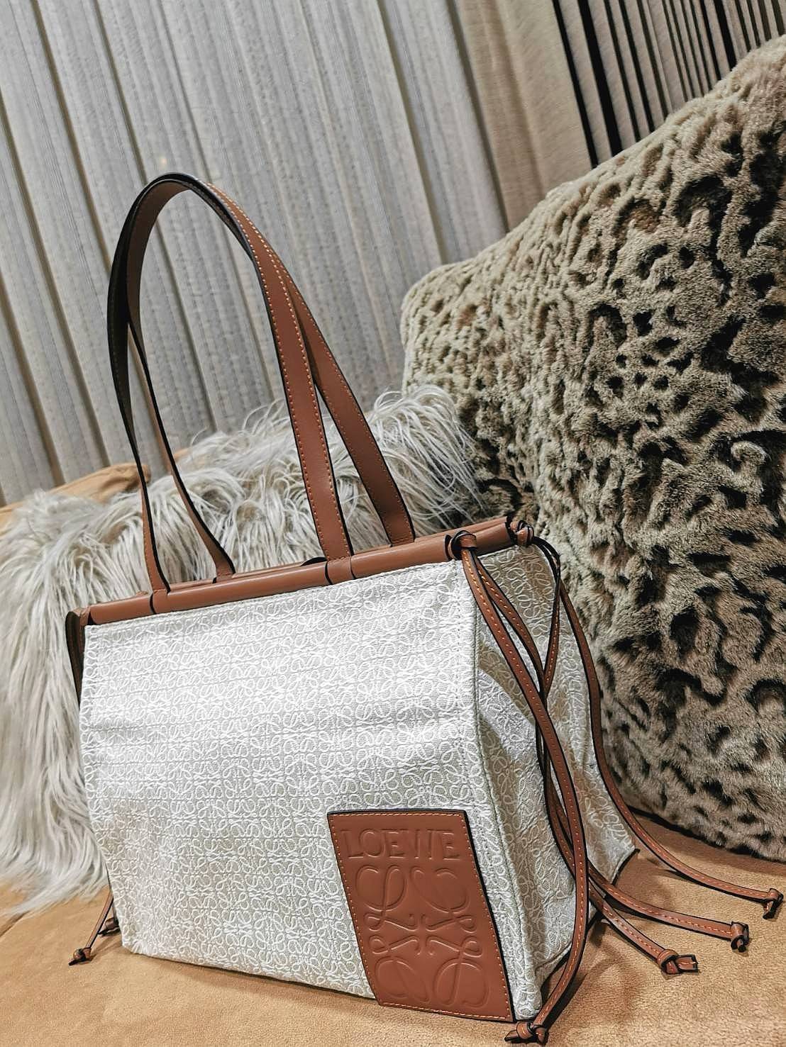 พร้อมส่งความสวยห้ามพลาดค่ะ! 🎉NEW ARRIVAL! LOEWE TOTE BAG VIP GIFT WITH PURCHASE (GWP) Limited Edition จาก "LOEWE PERFUME DUTYFREE" คอลเลคชั่น Loewe Anagram วัสดุ Canvas & Leather ใบใหญ่ น้ำหนักเบา ภายในโล่งกว้างและจุ ใส่เอกสารA4 เสื้อผ้า