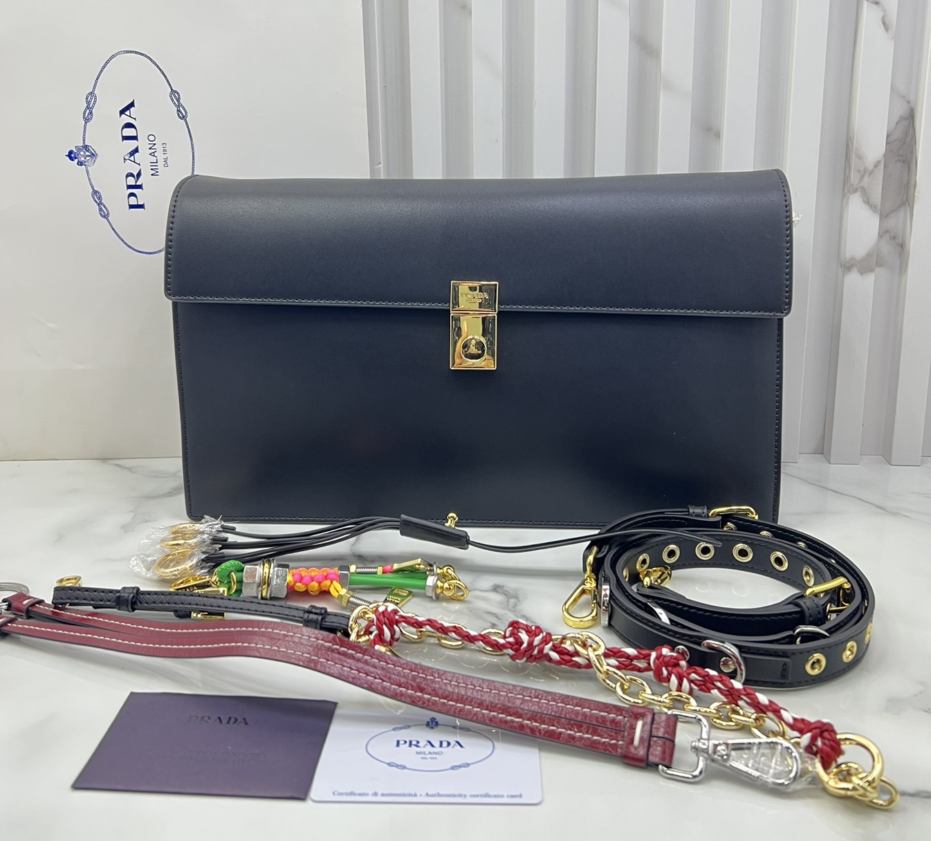 ORI หนังแท้ | 35cm Prada Soft Sound large leather shoulder bag with charms กระเป๋าสะพายทรงกล่องใบใหญ่ รุ่นใหม่ล่าสุด มาแรงแบบเกินต้าน ด้วยดีไซน์เรียบ แต่มีกิมมิคเท่ห์ๆ ที่สายและพวงห้อยหลากสีสุดคิวท์