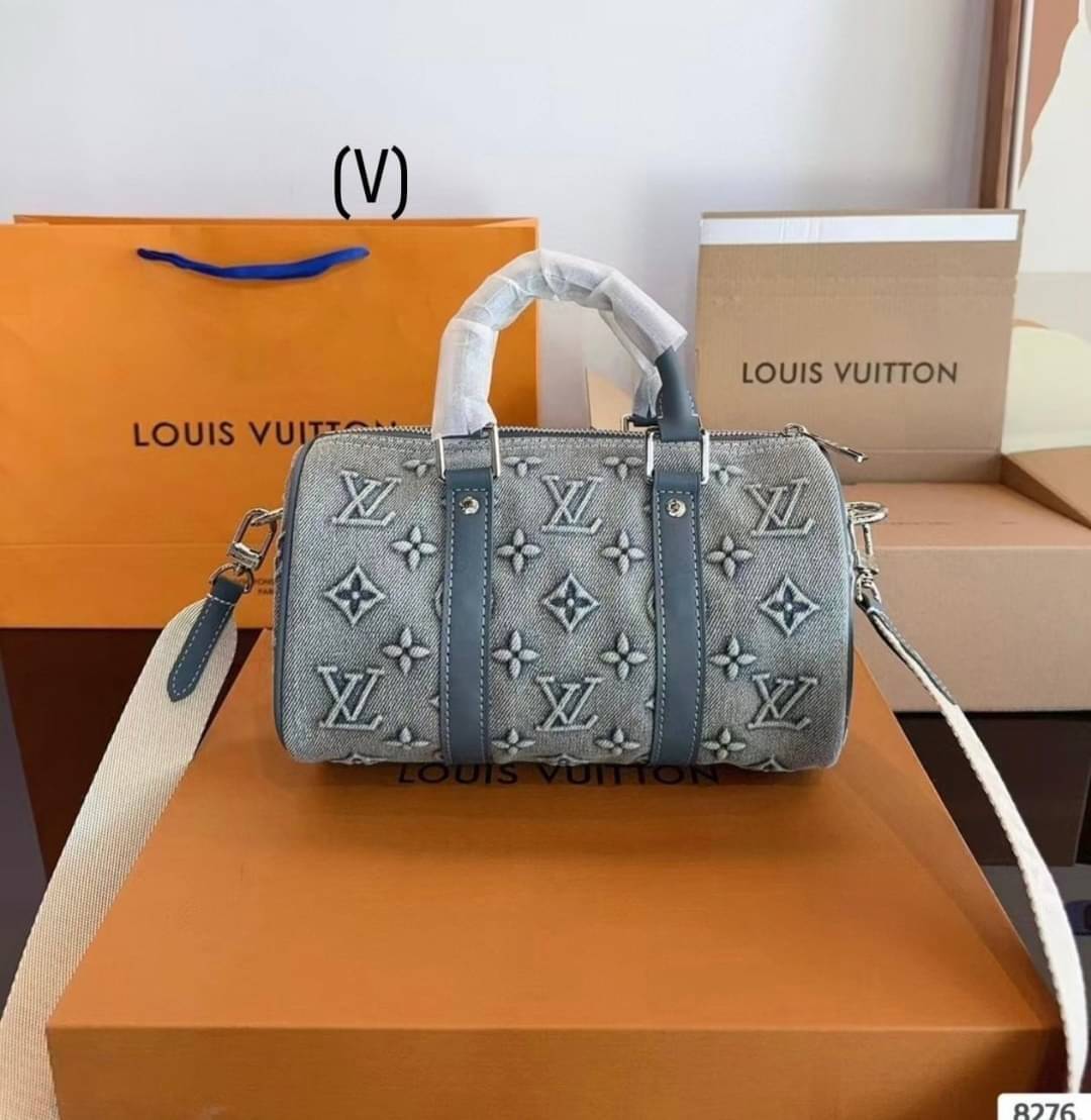 LV Bandouliere 25 Monogram Denim Bag กระเป๋าสะพายทรงหมอนเดนิมซีดสไตล์วินเทจ ปั้มนูนโลโก้ลายโมโนแกรม ใหม่ล่าสุด มาแรงม้าก! -- [รับตัวแทนกระเป๋า]