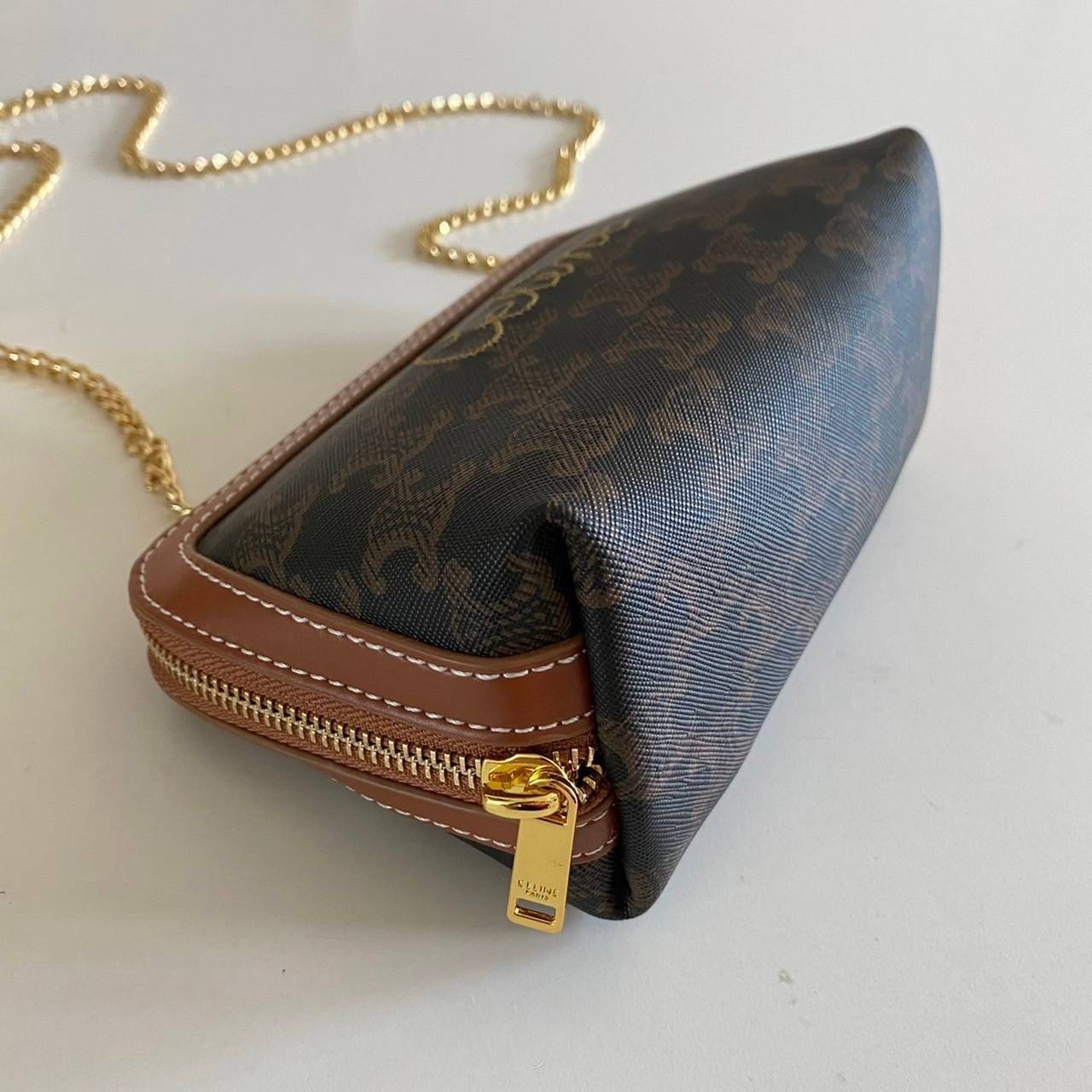 หนังแท้ CELINE TRIOMPHE Triumphal Arch Canvas Shoulder Messenger Chain Bag / CELINE CLUTCH WITH CHAIN กระเป๋าคลัทช์ดีไซน์เรียบหรูออกแบบมาได้อย่างลงตัว พร้อมสายสะพายโซ่ทองสุดหรู ด้วยรูปทรงที่สวยงามและทันสมัย สามารถใส่กระเป๋าสตางค์ใบสั้นหรือเครื่องสำอางค์ได