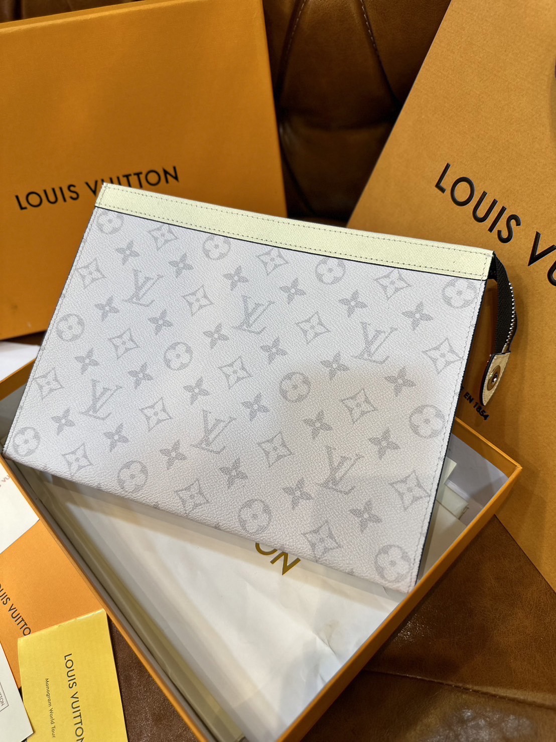 พร้อมส่ง LV Pochette Voyage MM / LV Clutch กระเป๋าถือทรงคลัช ทรงพอช เกรดออริ สลับแท้ 1:1 ใช้ต่างประเทศได้ ใช้ได้ทั้งชายหญิง