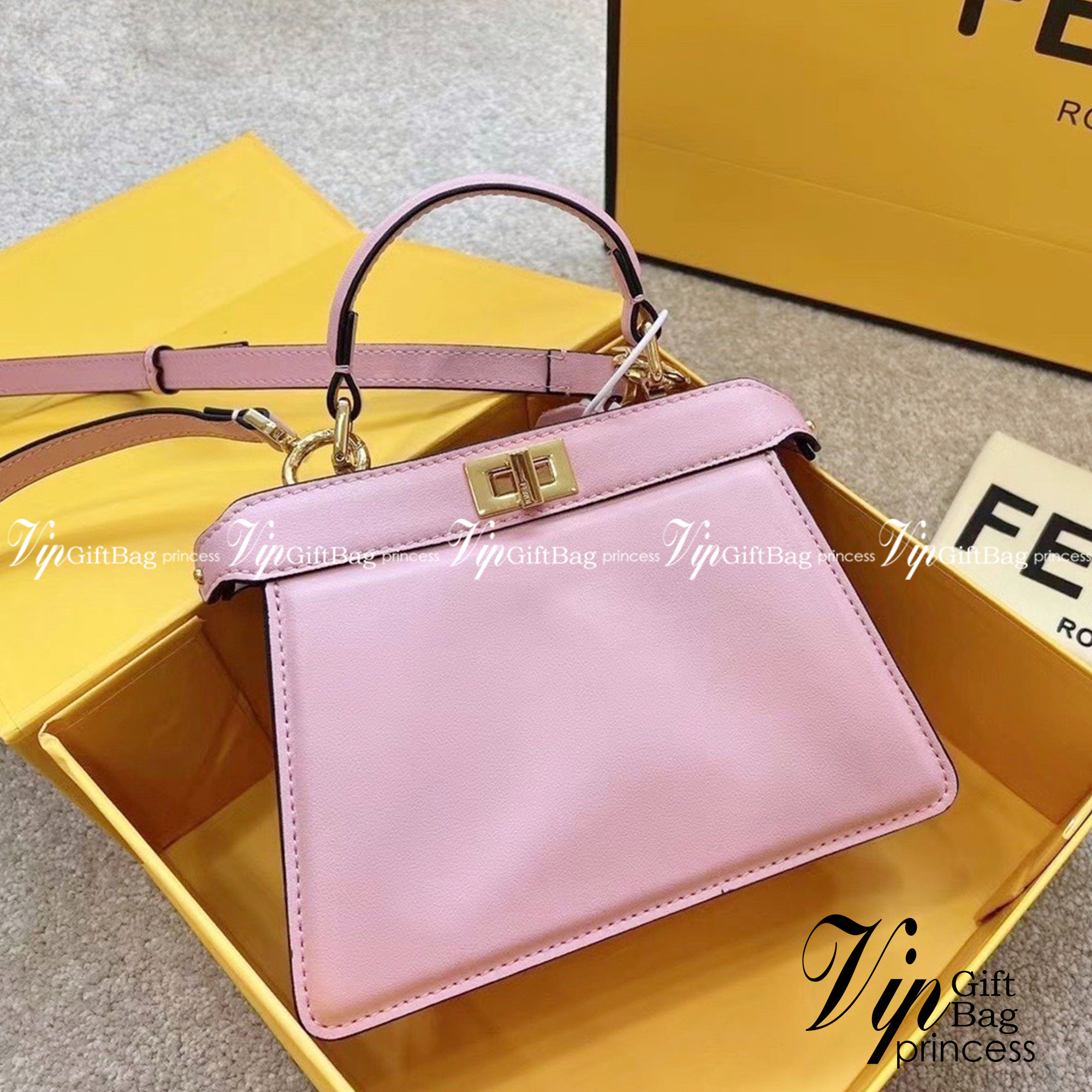 FENDI peekaboo 20cm เกระเป๋าสะพายเฟนดิ คลาสสิกตามแบบฉบับแบรนด์ สวยไฮโซมากแม่ สุดฮิตรุ่น Peekaboo ขนาดกำลังดีหนังเรียบสีพื้นมาใหม่ สวยหรูดูไฮโซ มาพร้อมสายสะพายยาวถอดออกถือได้ วัสดุคุณภาพอย่างดี ขนาดกะทัดรัดและดีไซน์ที่เรียบหรู