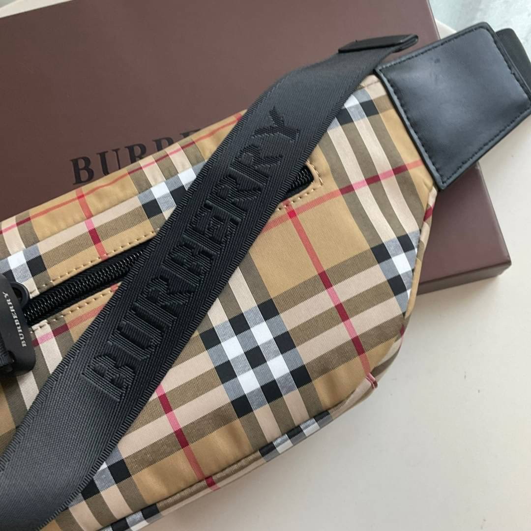 Burberry Vintage Check Sonny Belt Bag รุ่นใหม่ล่าสุด! BURBERRY FRAGRANCES BELT BAG วัสดุ100%POLYAMIDE (Nylon & Canvas)ทกระเป๋าคาดเอว คาดอกแบบ UNISEX ใช้ได้ทุกเพศ ลายวินเทจ