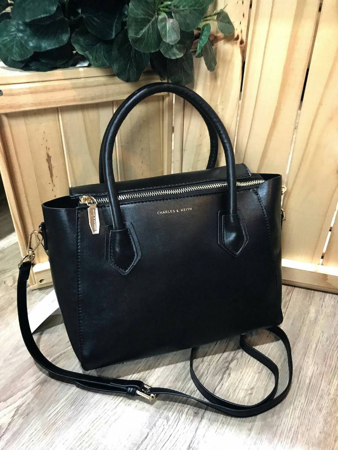 CHARLES & KEITH DOUBLE ZIP STRUCTURED BAG กระเป๋าถือหรือสะพายรุ่นใหม่ลชนช็อป ขนาดกำลังดี หนังเรียบสวยอยู่ทรงด้านหน้ามีโลโก้แบรนด์ เปิดปิดด้วยซิป ภายในกว้างจุของได้เยอะ ใส่ Ipad กระเป๋าสตางค์ หนังสือ ของใช้ได้จุ มาพร้อมสายสะพายยาวถอดปรับระดับได้ได้ มีหมุดร