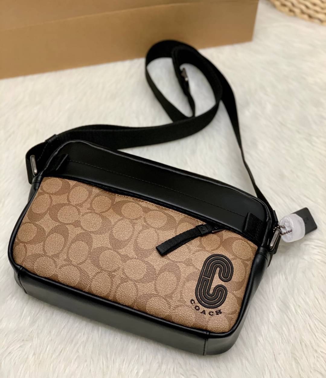 COACH EDGE CROSSBODY IN SIGNATURE CANVAS กระเป๋าสะพายครอสบอดี้ร์ วัสดุหนังแท้ หนังนิ่มอย่างดีค่ะ ด้านหน้ามีช่องซิปซ่อนให้หนึ่งช่อง เปิดปิดช่องหลักแบบซิปคู่ภายในกว้าง ใส่ของได้จุเลยนะคะ มีช่องซิปและช่องเล็กให้อีก2ช่อง;ด้านหลังกระเป๋าเป็นช่องโล่งใส่ของอีกช่