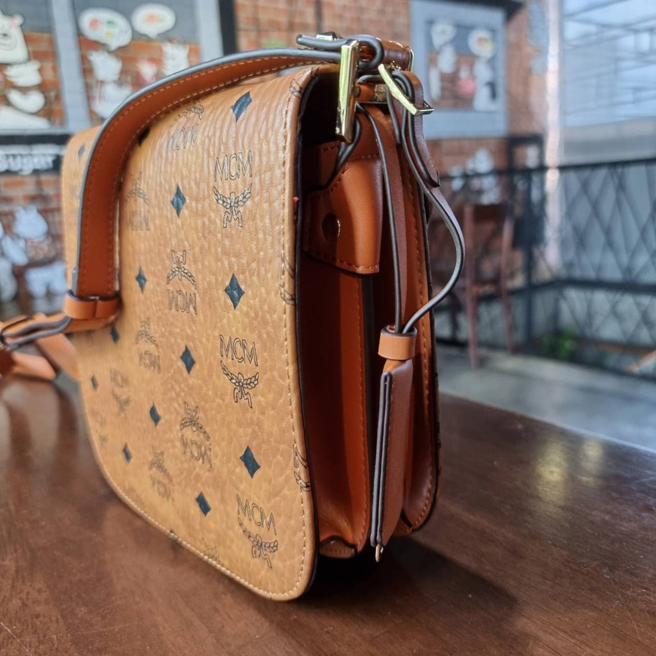 M.C.M PATRICIA SHOULDER BAG IN VISETOS กระเป๋าสะพายไหล่/ข้าง ดีไซน์ได้อย่างมีสไตล์ ดูมีสเน่ห์ด้วยทรงกระเป๋าที่โค้งบริเวณฐาน ให้ความรู้สึกนุ่มนวลมากขึ้น ใบนี้แมทช์ได้กับทุกลุค เท่ๆ casual หรูหรา หวานๆ ก็ทำให้โดดเด่นได้ด้วยไอเท็มนี้ วัสดุหนังแคนวาสคุณภาพดี 