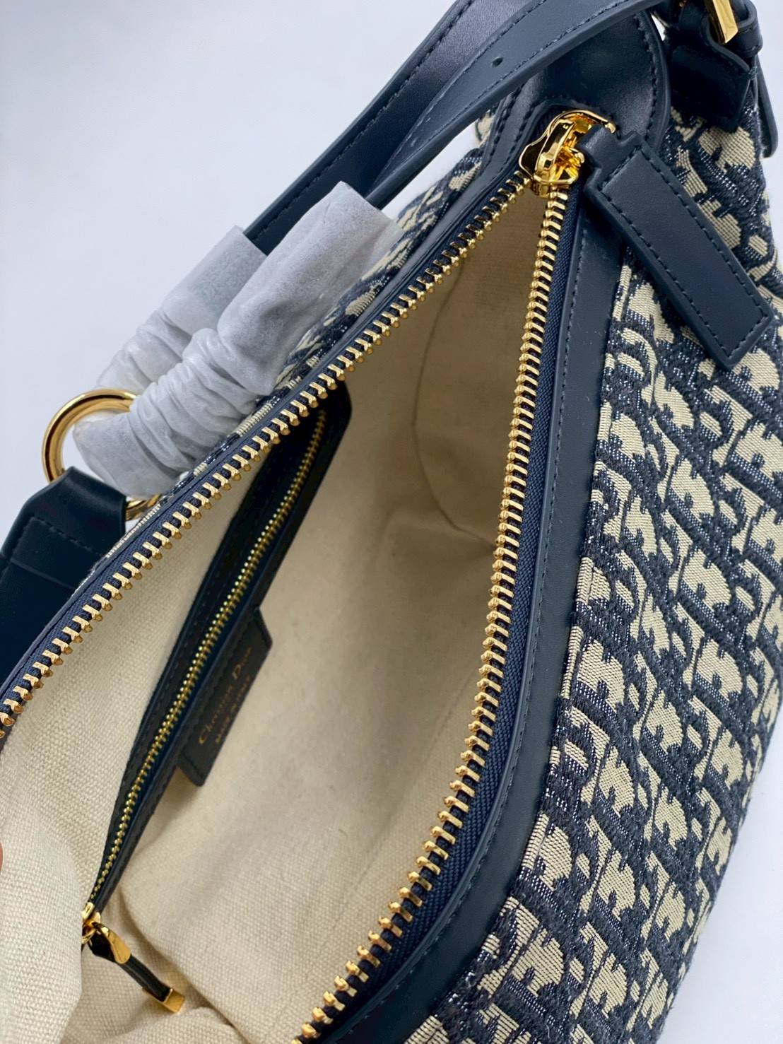 ORI หนังแท้ | DIOR D-Journey Bag กระเป๋าสะพายนิยามใหม่ดีไซน์ทันสมัย โดดเด่นด้วยรูปทรงโฮโบที่มาพร้อมกับดีไซน์ที่นุ่มนวลและทันสมัย พร้อมกับช่องใส่ของแบบติดซิป