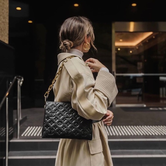 LV HANDLE POUCH MONOGRAM / LV Coussin PM Bag กระเป๋าสะพายกึ่งคลัชท์ สุดล้ำ มาแรงมาก ด้วยความสวยปังตั้งแต่แรกเห็น วัสดุหนังแกะสังเคราะห์ปั๊มลายสวยคม มาพร้อมสาย 2 เส้น เลิศๆ มีสายโซ่ที่มีดีเทลละเอียดไม่ซ้ำ และสายสปอร์ตครอสบอดี้ ที่จะคล้องไว้ทั้งสองเส้นก็ดีง