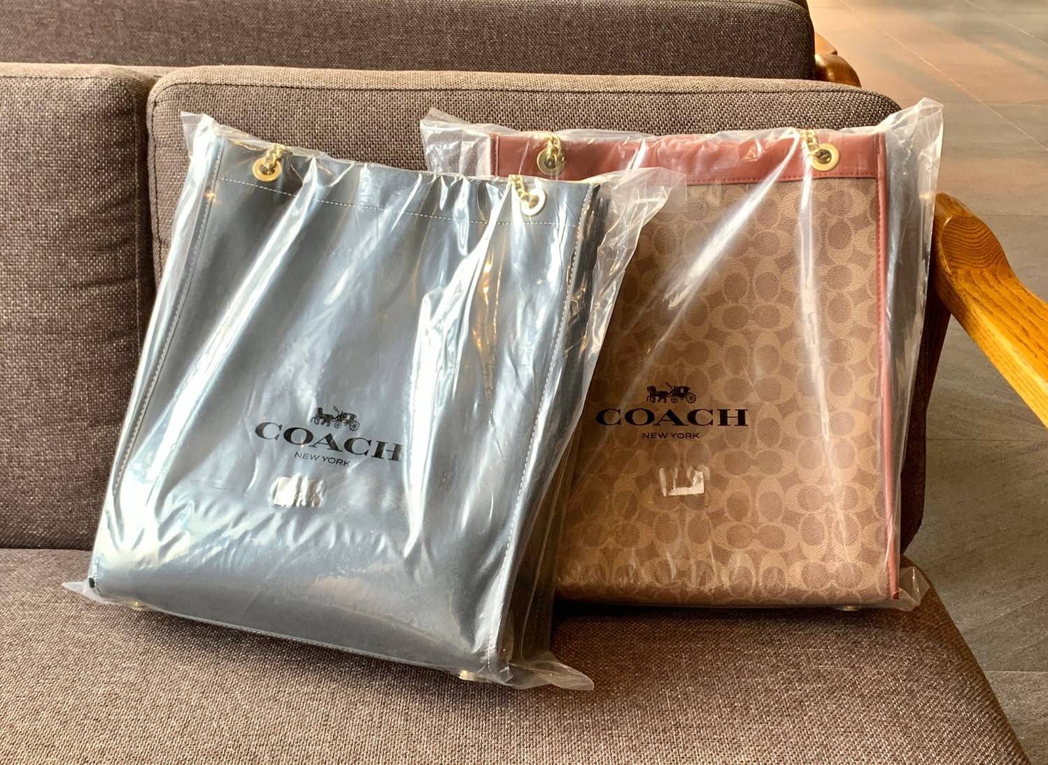 LIMITED EDITION 📣รุ่นใหม่ล่าสุด ยังไม่มีในช๊อปไทยจ้าา❗️ COACH CHAIN CASHIN TOTE ((C6338//C6620)) พร้อมส่ง สินค้าเข้าใหม่ ห้ามพลาดค่าา! กระเป๋าทรงTote สูง สามารถใส่เอกสาร//A4 ได้ วัสดุหนังแท้นิ่ม น้ำหนักเบาค่ะ 🔺จุดเด่นของรุ่นคือสายสะ