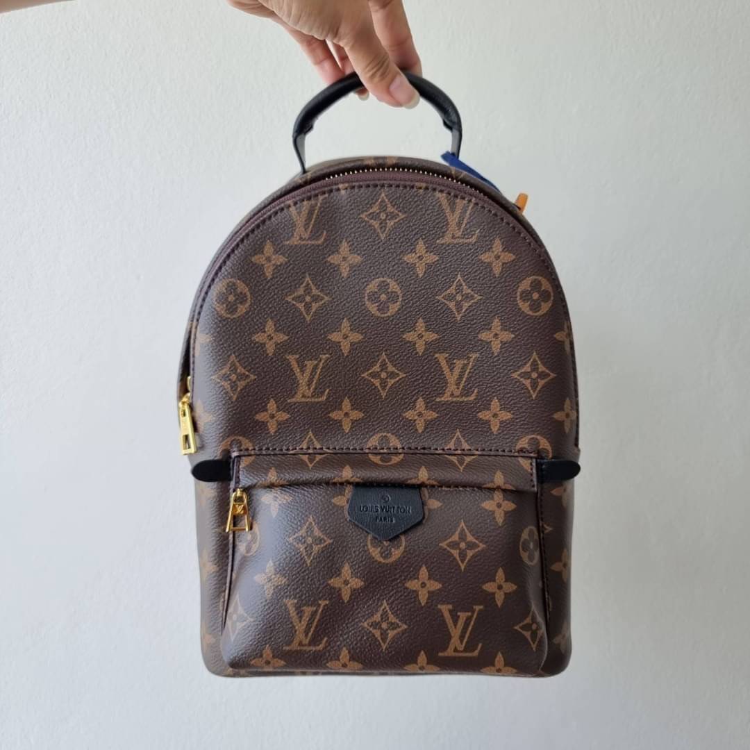 LV Backpack Size Small | สายสะพายเล็ก ถอดได้ LV palm springs New in!! เข้าแล้วกับไอเท็มยอดฮิต หรูหราพร้อม box set สุดสวย ที่สุดของความคุ้มค่า LV palm springs กระเป๋าแบ็คแพ็ค มาให้เลือก 2 ไซส์ ขายดี วัสดุหนังแคนวาสคุณภาพดี มีช่องซิปแบ่งสัดส่วน ใบเล็กสายวะพ