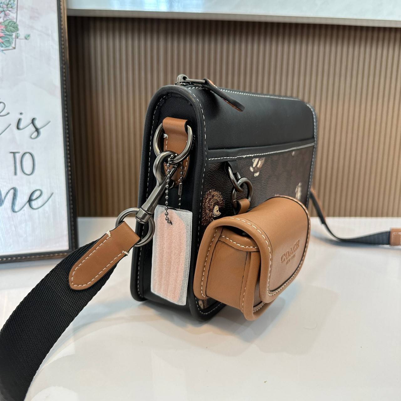 Coach Heritage Convertible Crossbody In Signature Canvas With Creature Print( cc131) กระเป๋าไฮบริดแบบถอดได้รุ่นใหม่ หล่อเท่ส์ สะพายสามารถสะพายทำงานดูดีสุดๆคะ มาพร้อมกระเป๋าใบเล็กห้อยสุดเก๋ วัสดุแคนวาสตัดขอบหนังแท้ เปิด ปิดด้วยซิป ซับในผ้า ด้านนอกกระเป๋าเป