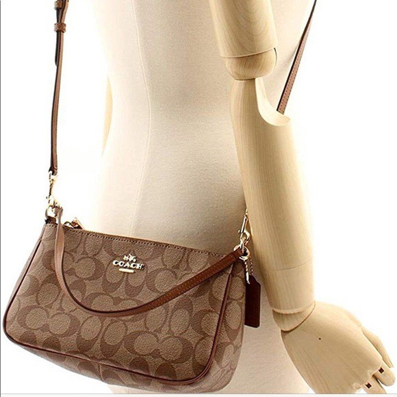 COACH F58321 TOP HANDLE POUCH อีกรุ่นฆ่าไม่ตาย!! 😎 ขายดีขายหมด ขายรวยขายปังๆ!! กระเป๋าพอชจากโค้ช ทรงใช้งานง่าย สะดวก กะทัดรัด วัสดุหนังแคนวาสเคลือบคุณภาพดี มาพร้อมสายคล้องในตัว และสายสะพาย crossbody ปรับเปลี่ยนได้ตามสไตล์ อีกหนึ่งไอเท็มที่สาวๆต้อง