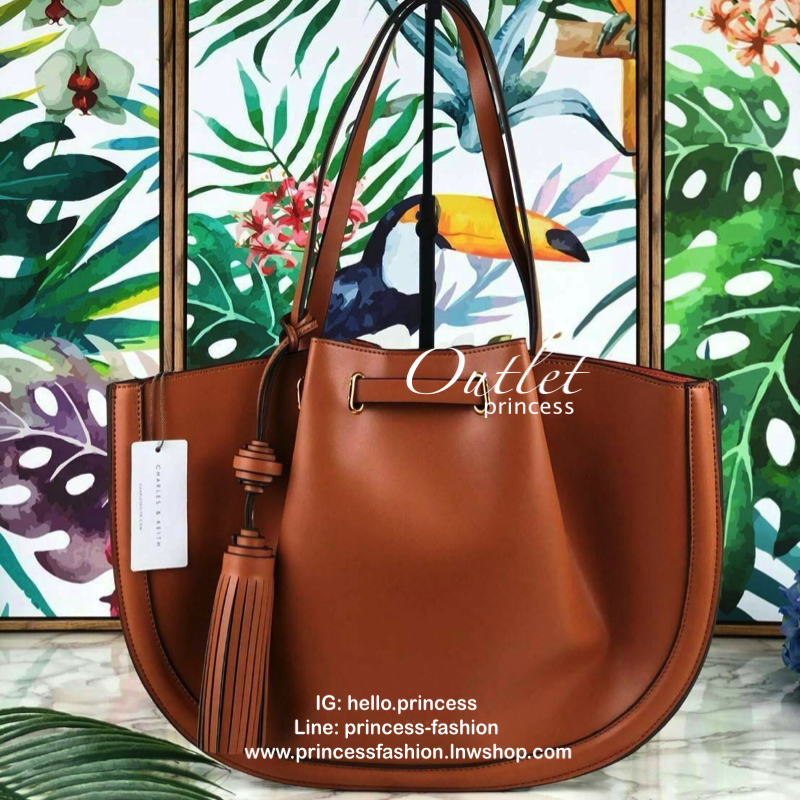 CHARLES & KEITH TASSEL TOTE BAG กระเป๋าสะพายไหล่ทรงพัดสีสวยน่าใช้ มีพู่หนังสีเจ้ากระเป๋า1 เส้น เปิดปิดด้งยกระดุมแม่เหล็ก ด้านในเป็น 2 ช่องใหญ่ มีช่องซิปตรงกลาง จุของได้เยอะ น้ำหนักตัวกระเป๋ากำลังดี ไม่หนักเกินไป เป็นอีกรุ่นที่แนะนำเลยจ้า!!