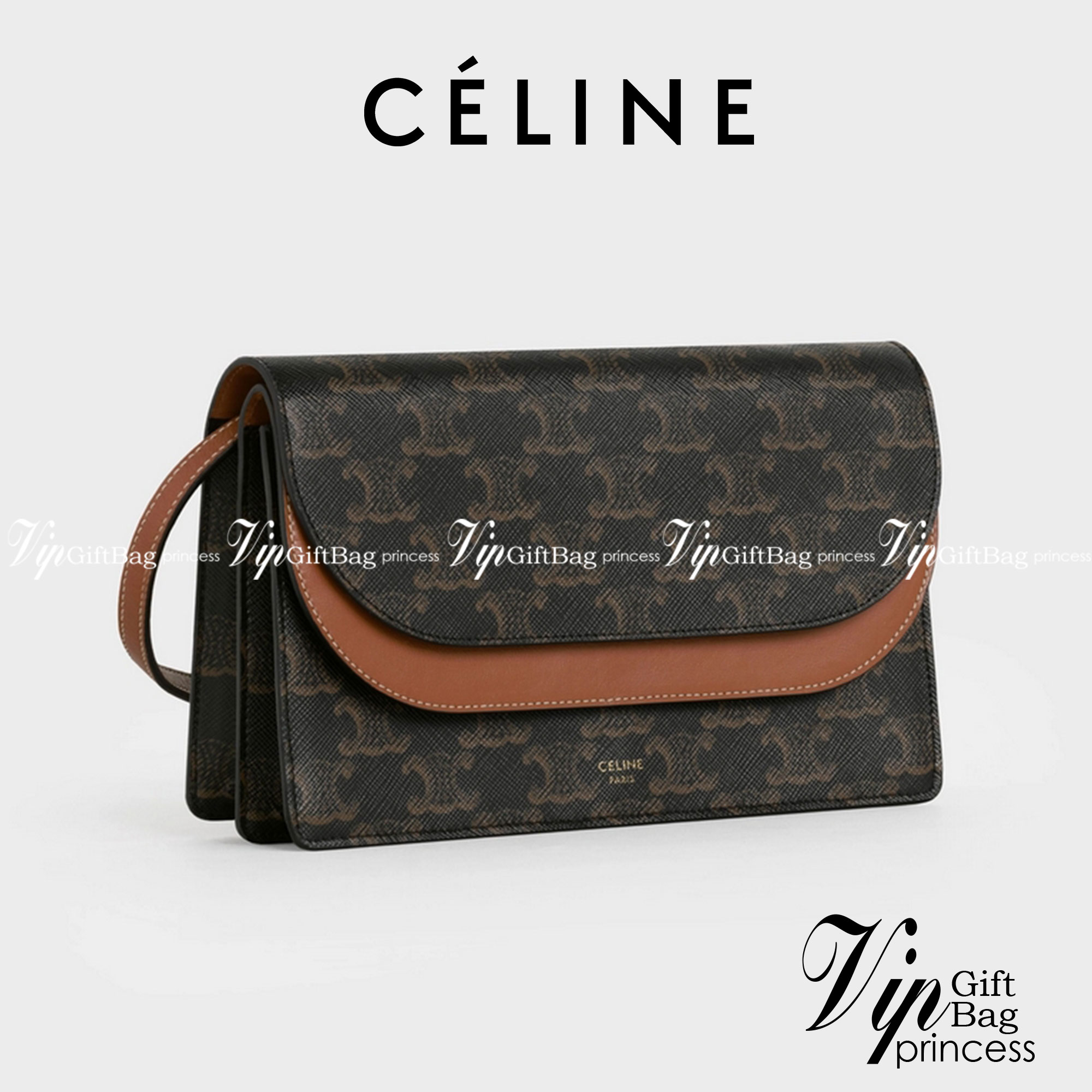 CELINE WALLET ON STRAP IN TRIOMPHE CANVAS กระเป๋าสะพายไหล่สุดเก๋ใบนี้ผลิตจากผ้าใบเคลือบอย่างดีพร้อมขอบหนังสีน้ำตาล กระเป๋ามีสายสะพายหนังสีน้ำตาลพร้อมฮาร์ดแวร์สีทอง ถอดสายออกเพื่อเป็นกระเป๋าถือทรงคลัชท์เปลี่ยนลุคช์ ลวดลายtriomphe ความเป็นแบรนด์ CELINE ได้อ