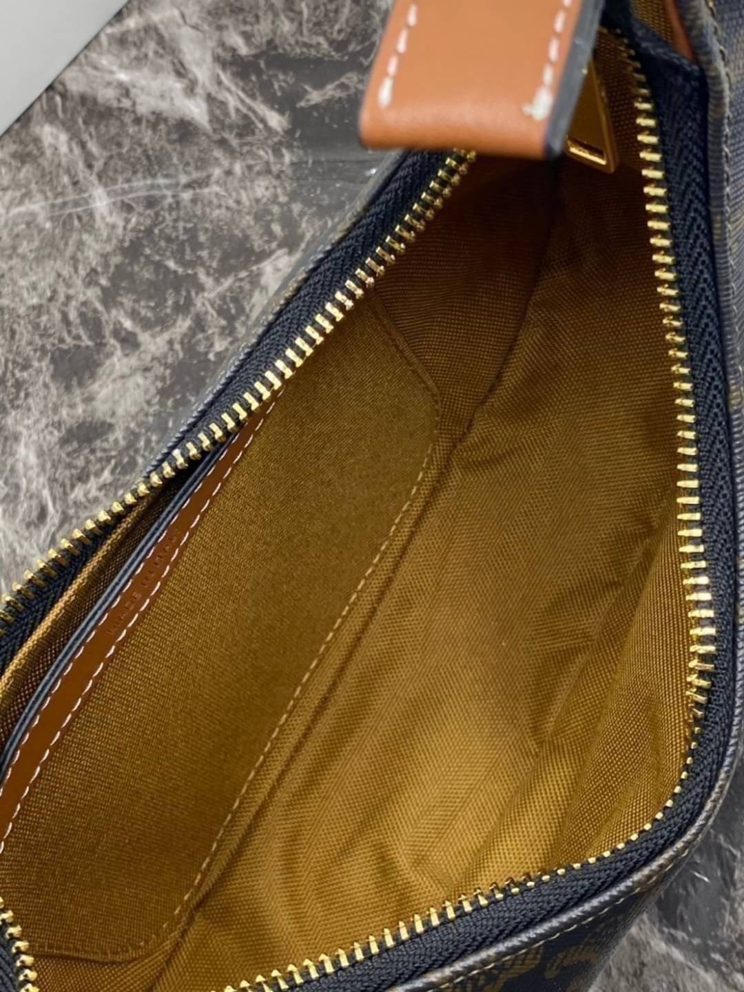 หนังแท้ CELINE AVA / CELINE Vintage Classic Ava bag 1 ใน คอลเลคชั่น “Triomphe Canvas” มาพร้อมสายสะพายไหล่ที่ปรับความยาวได้ และเนื่องจากช่วงล่างของกระเป๋ามีขนาดใหญ่กว่าช่วงบน จึงทำให้ไม่เสียทรงเมื่อเราใส่สิ่งของอย่างกระเป๋าสตางค์หรือโทรศัพท์มือถือ หากดูภาพ