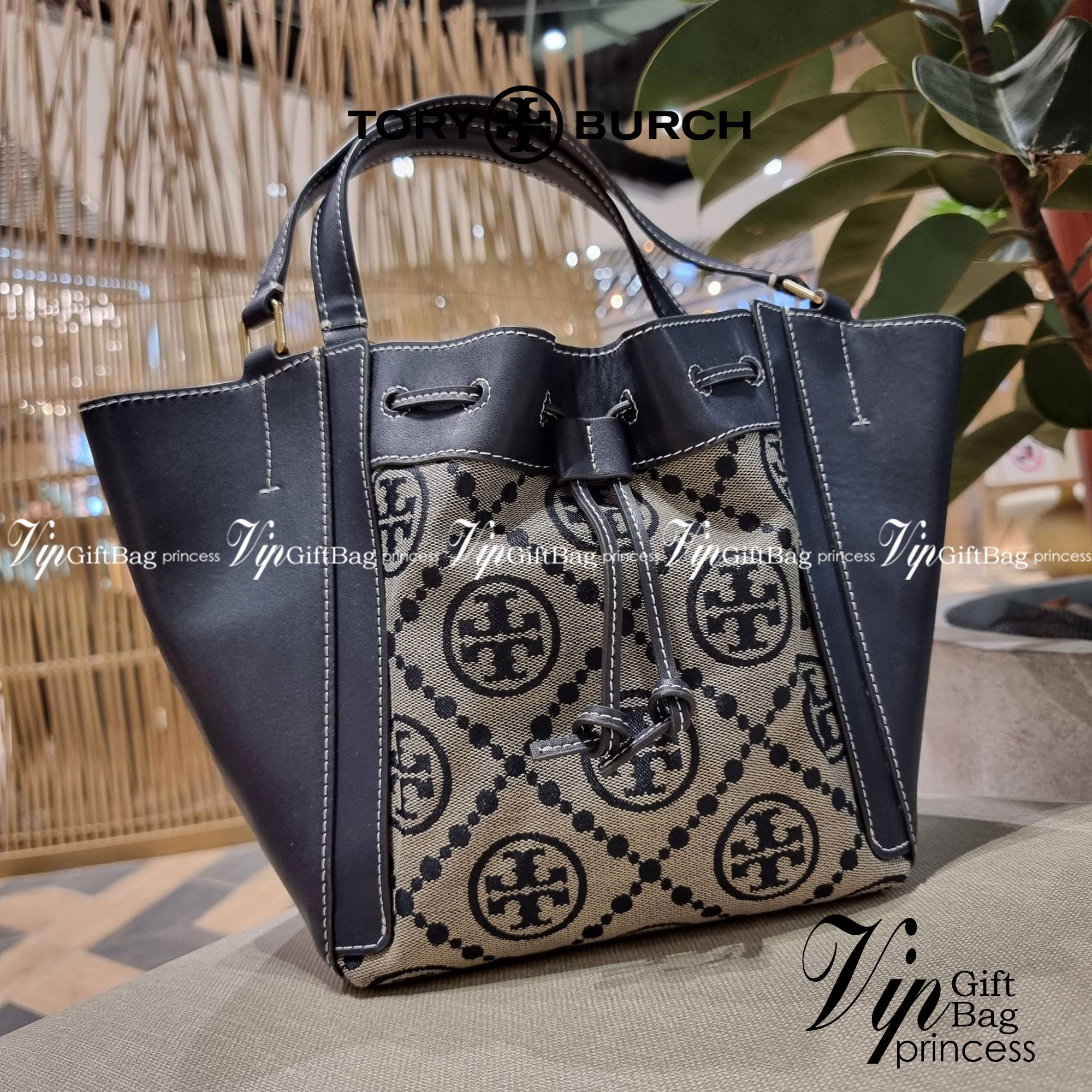 TORY BURCH MCGRAW DRAGONFLY IN MONOGRAM JACQUARD / Tory burch bucket สวยก่อนใคร ไม่ต้องพรีฯ กับกระเป๋าลายโมโนแกรมยอดฮิต ที่มาในรูปทรงดีไซน์ใหญ่ สวยเก๋ ไม่เหมือนใคร ไม่มีซ้ำ!! ใช้งานได้สะดวกด้วยหูจับในตัว และสายสะพายข้างเอามาปรับใช้สะพายได้ตามชอบ ด้านหน้าต