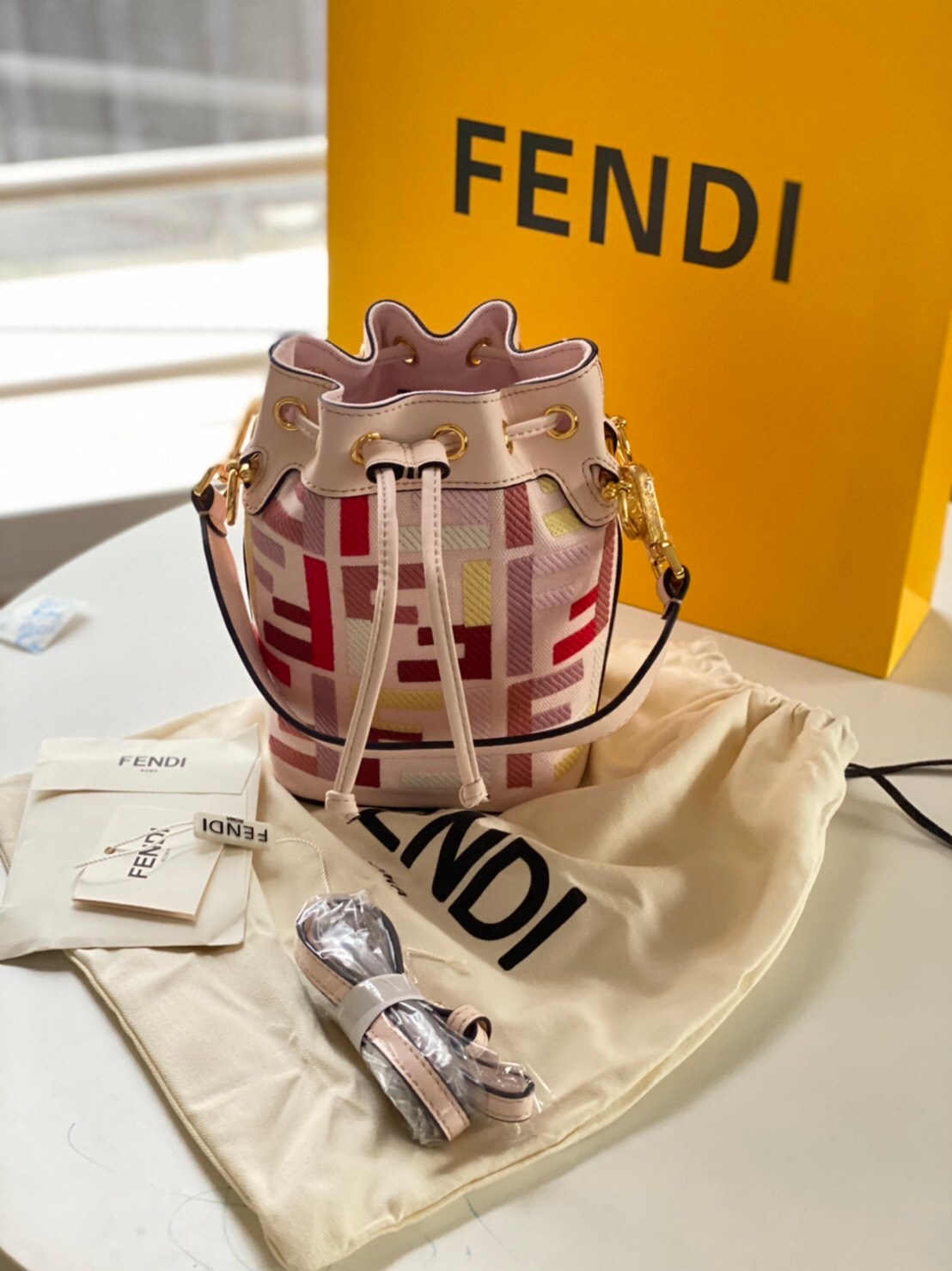 VIP GIFT 】FENDI Bucket in Pastel Bag สีหวานน่ารัก โดดเด่นด้วยสีสันสะดุดตา ดูแพงมากกกกก จัดหนักกันไปเลย กับรุ่นที่สาวๆรอคอย พร้อมเสิร์ฟความสวยให้ถึงบ้านแล้วน้า กระเป๋าบัคเก็ตทรงยอดนิยม ดีไซน์ใหม่ล่าสุด ยูนีคไม่เหมือนใคร งานฝีมือมากๆ ภายในเป็นช่องโล่งกว้าง 