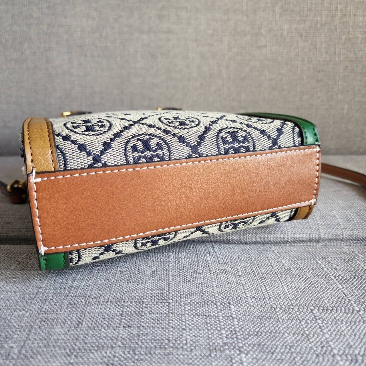 TORY BURCH T MONOGRAM COLORBlOCK JACQUARD MINI TOTE คอลเลคชั่นใหม่ล่าสุด ครอบครองก่อนใคร ไอเท็มยุคนี้รุ่นที่ควรมีติดตู้คะสาวๆ วัสดุ jacquard สลับหนังแท้ หูจับ มาพร้อมสายสะพายข้างหนังแท้ ปรับระดับได้ สายสามารถถอดออกได้ ภายในเป็นช่องโล่ง ใส่มือถือได้ กระเป๋