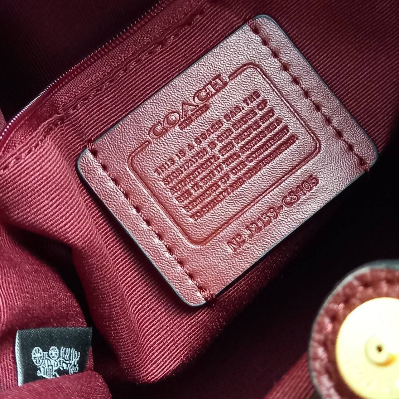 OUTLET 】COACH DEMPSEY TOTE 22 IN SIGNATURE JACQUARD WITH STRIPE AND COACH PATCH (C8406) สีใหม่ น่าใช้อีกแล้ววว 🌺กระเป๋าTOTE ทรงฮิตขนาดกำลังดี มีสายสะพายยาว ถอดได้ ปรับระดับได้ //ลุคไหนๆจัดว่าเกิดทุกงาน //วัสดุ Jacquard ทอลาย signature คาดแถบสีด้าน