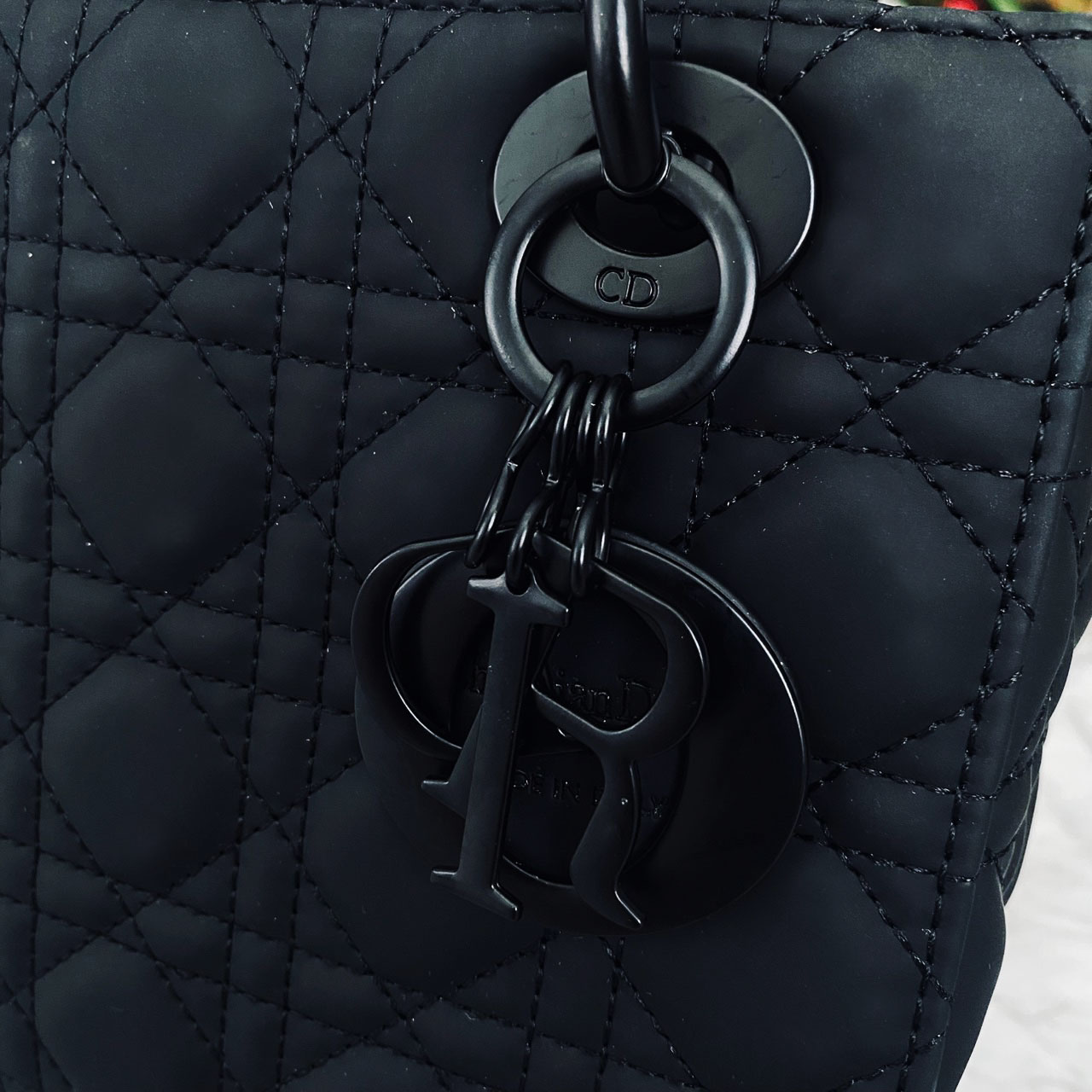 DIOR Small Lady My ABCDior bag Black Cannage Ultra-matte กระเป๋าสะพายดีไซน์เรียบหรู ทรงกล่องคลาสสิค โดดเด่นด้วยพวงกุญแจอะไหล่สีเดียวกับตัวกระเป๋า สีดำผิวแมทท์สุดคลาสสิก ลายเส้นซ้อนทับสวยงาม