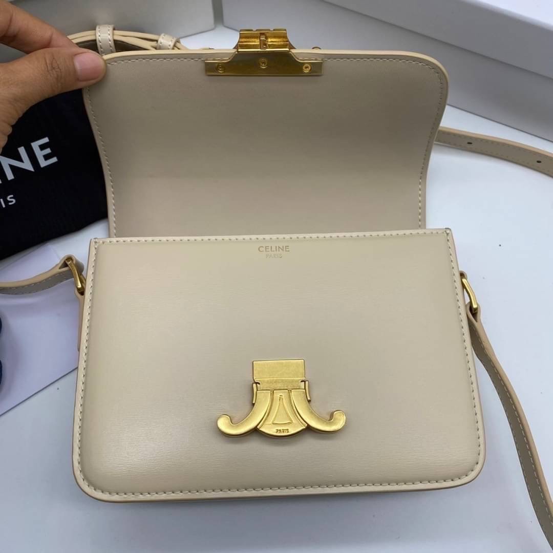 TEEN 18cm : CELINE TEEN TRIOMPHE BAG IN SHINY CALFSKIN / Celine Triomphe Bag / Celine Bag พร้อมส่ง 7 สี เกรดออริ 1:1 กระเป๋าแบรนด์หรูที่ควรมีแห่งปี รูปทรงสี่เหลี่ยมรุ่นฮอตฮิตของเหล่าดาราและเซเลบทั้งหลาย ดีไซต์เรียบหรู