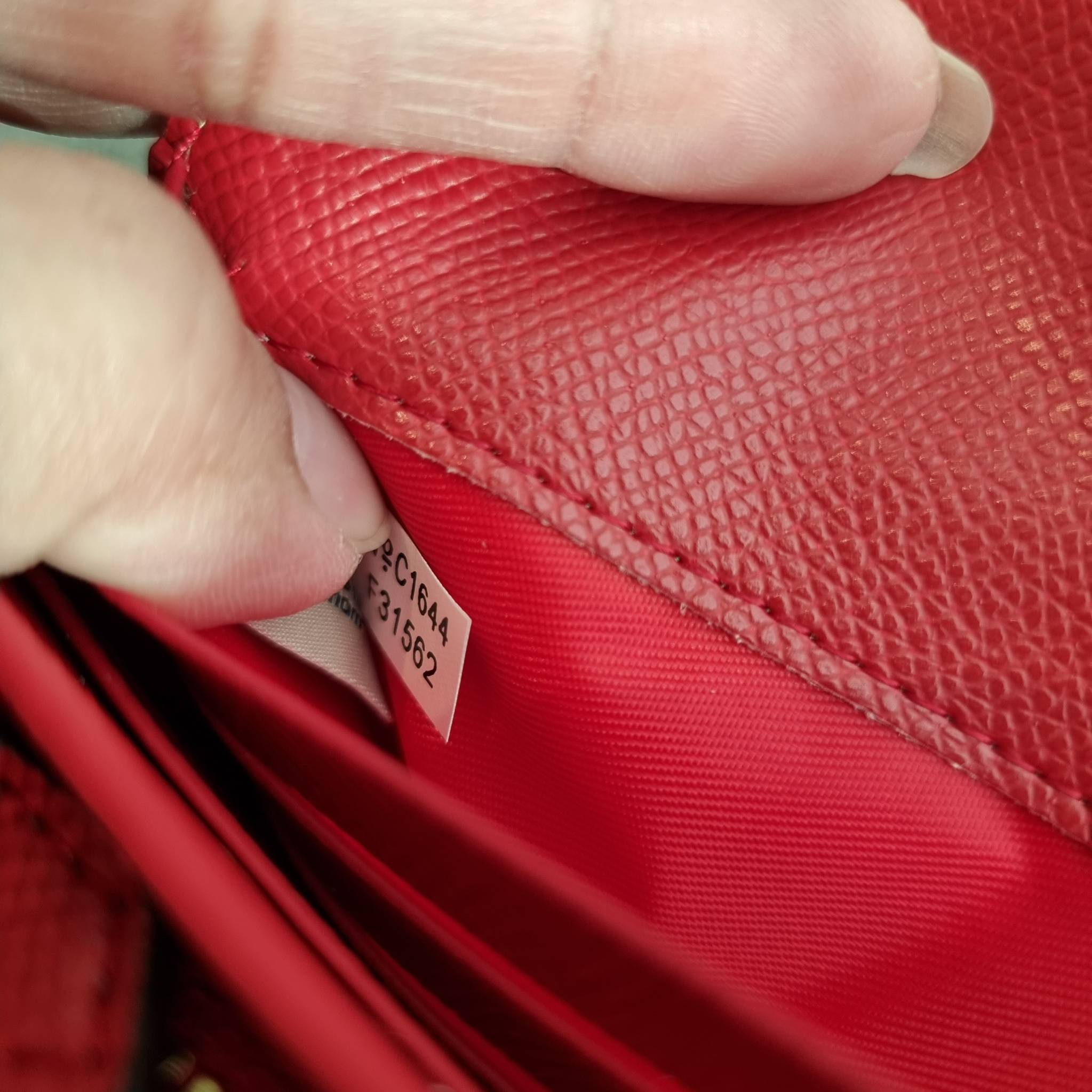 OUTLET 】COACH F31562 SLIM ENVELOPE WALLET IN SIGNATURE CANVAS WITH CHERRY PRINT คอลเลคชั่นใหม่ล่าสุด ต้อนรับนิวเยียร์ไปเลย!! 🍒🎊 กระเป๋าสตางค์รุ่นขายดี ทรงจดหมายรุ่นฝาพับ ดีไซน์ลายเชอร์รี่ น่ารักสดใส วัสดุหนังแคนวาสเคลือบลาย ภายในใส่มือถือไ