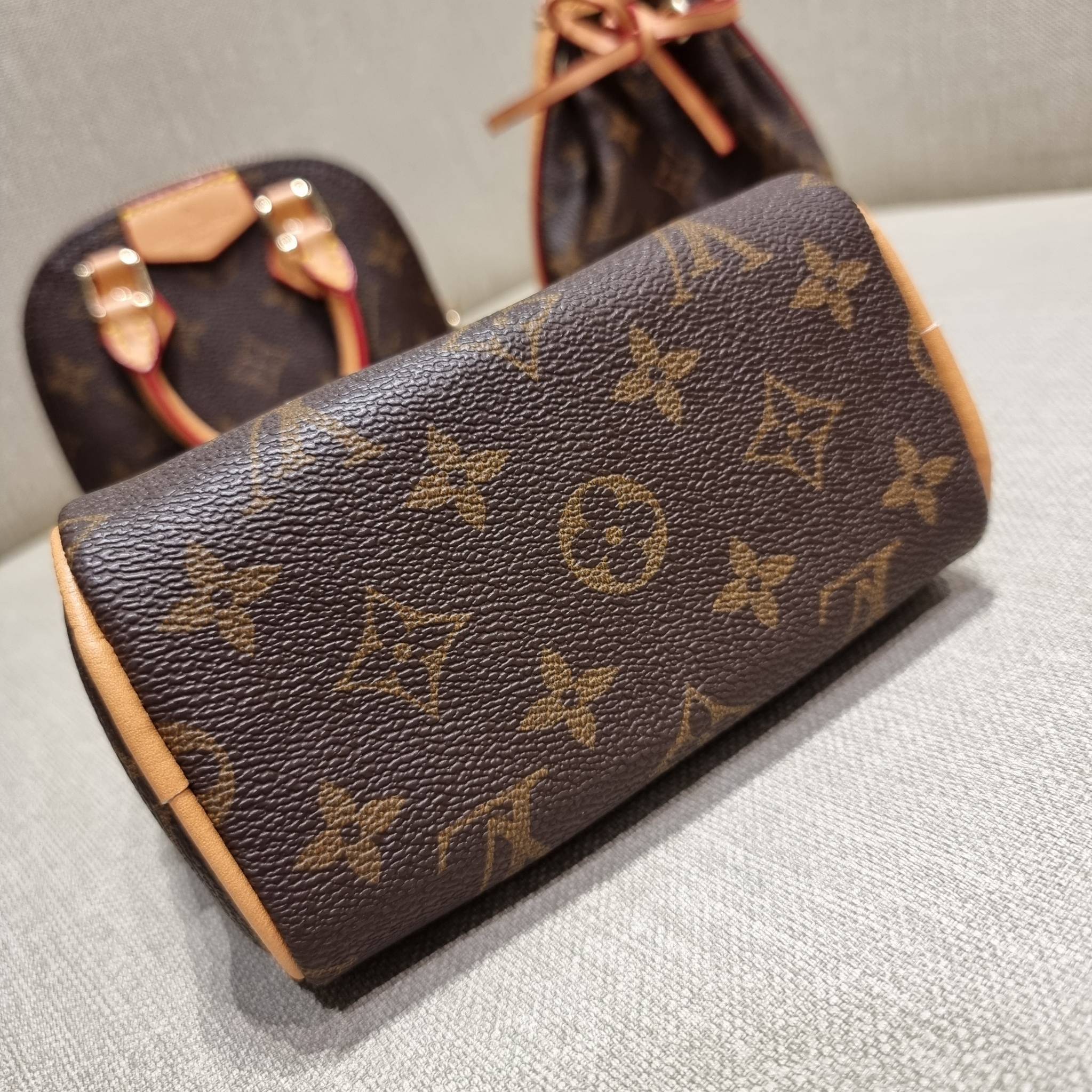 LV TRIO MINI ICONES ใหม่ล่าสุด น่ารักน่าใช้ ที่รวบรวมรุ่นสุดยอดที่เป็นดั่งไอคอนนิค ให้ทุกคนได้สะสมครบคอลเลคชั่น ในไซส์มินิ วัสดุหนังแคนวาสทุกใบ มีสายสะพายข้างให้ เกี่ยวทุกใบรวมสะพายทีเดียว หรือแยกใช้วันแบบ วันละสไตล์ สลับได้ไม่มีเบื่อ มาพร้อม box set ครบ 