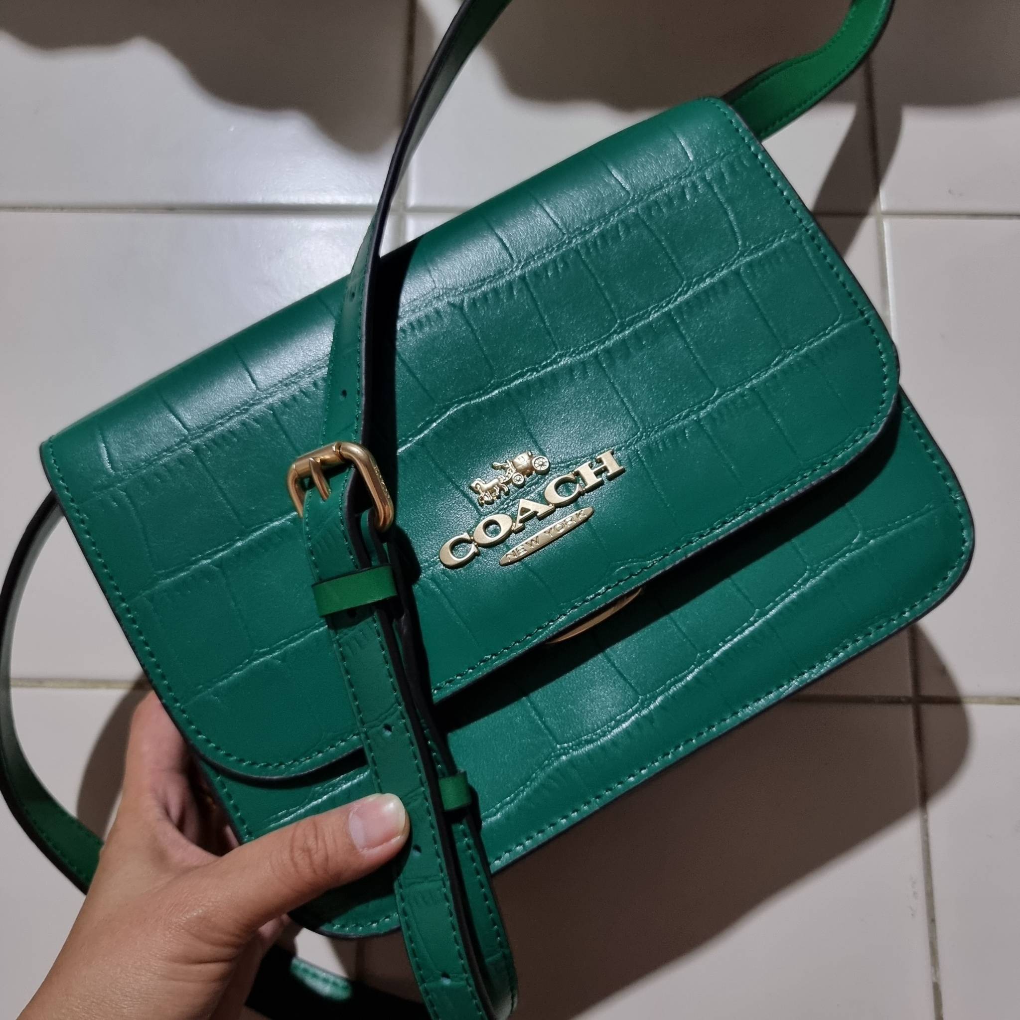 COACH C5631 BRYNN FLAP CROSSBODY แซ่บที่สุด ใหม่ที่สุด!! คอลเลคชั่นใหม่!! มองยังไงก็หลงรักละสายตาไม่ไหว กระเป๋าสะพายข้างลุคไฮน์ ที่ดีไซน์ออกมาได้ปัง และดูแพงมากๆ ด้วยดีเทลคลาสสิค รูปทรงใช้งานง่าย เรียบๆแต่มีดีเทล วัสดุหนังลายจระเข้ สวยม้าก!!! เปิด-ปิดด้วย