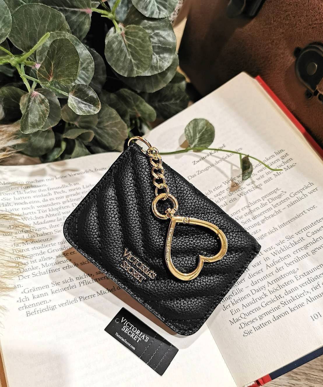 VIP 】พร้อมส่งความน่ารัก! NEW! VICTORIA'S SECRET MINI WALLET KEYCHAIN VIP GIFT WITH PURCHASE (GWP) จาก Victoria's Secret Factory วัสดุหนังคาร์เวียร์ขึ้นลายริ้วสวยอยู่ทรง ด้านหน้าประดับโลโก้แบรนด์อะไหล่ทองสวยหรูดูดี เปิดปิดด้วยกระดุม ภายในมีช่องใส