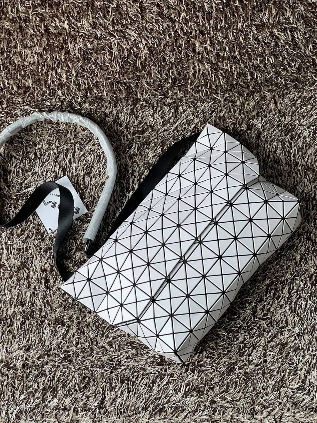 Baobao Issey Miyake Prism Sac ชาวมินิมอลทั้งชายและหญิงต้องถูกใจรุ่นนี้ เพราะ Prism Sac เป็นกระเป๋าแบบ unisex ที่มาพร้อมกับความเรียบง่ายของวัสดุเนื้อแมตต์ แต่ให้ลุคสไตล์เท่แบบคูลๆ โดดเด่นด้วยดีไซน์ที่ออกแบบมาให้ใช้งานที่ง่าย ตอบโจทย์ทุกสถานการณ์ฝาพับแบบเปิ