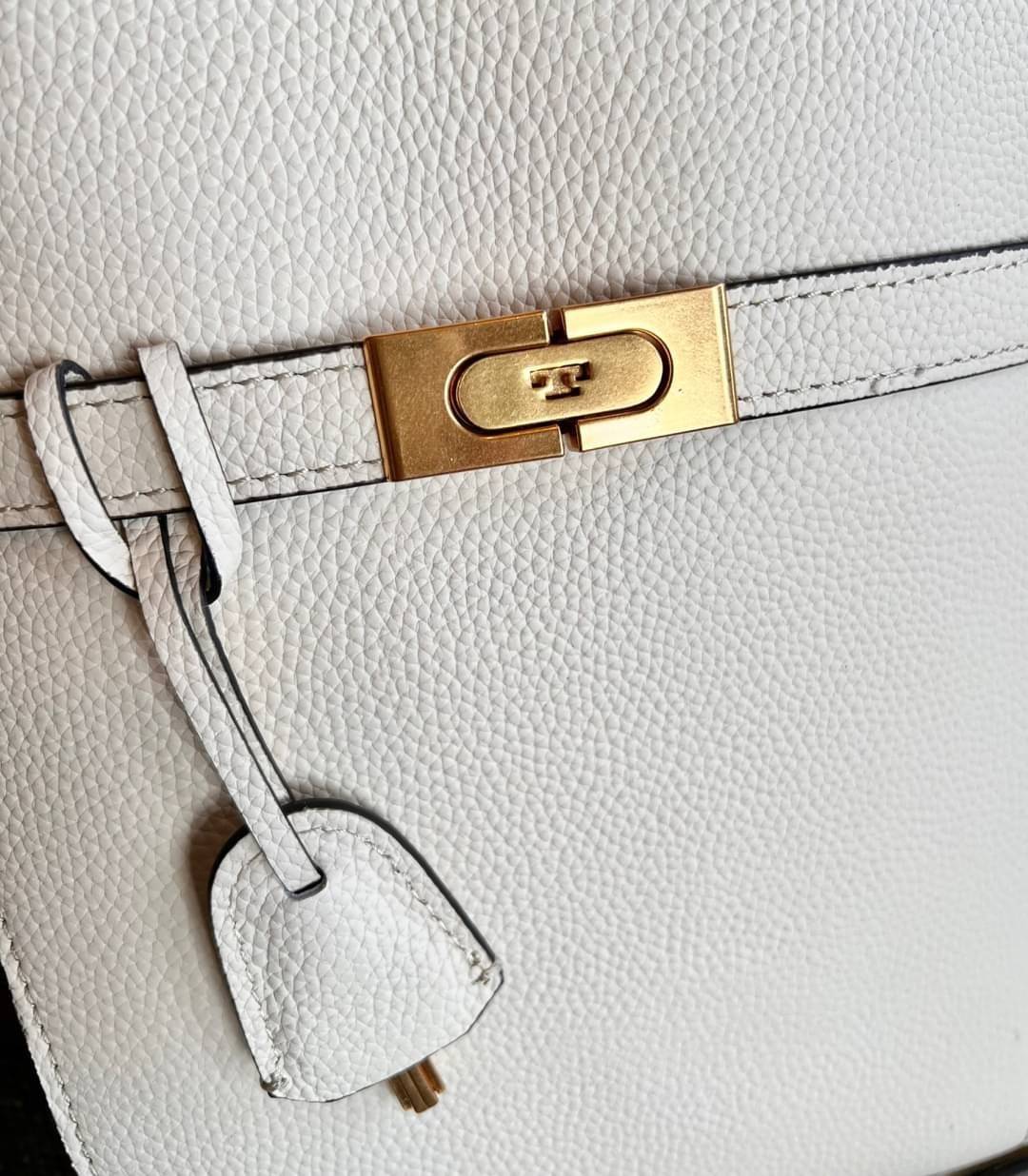 Large TORY BURCH LEE RADZIWILL PEBBIED BAG ((139014)) เป็นรุ่นที่สวย หรู น่าใช้มากๆค่ะ! ลุคหรูดูดีมากๆ กับกระเป๋าสะพายข้างจากTB ใบใหญ่