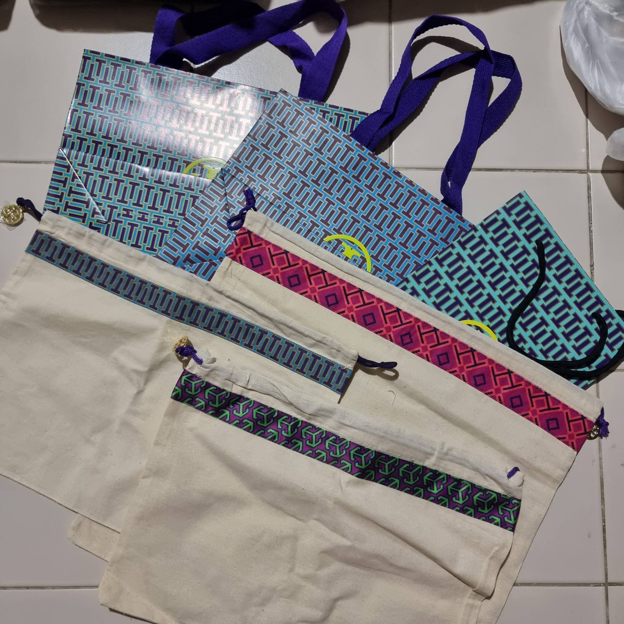 TORY BURCH KIRA CHEVRON CONVERTIBLE SHOULDER BAG กระเป๋าสะพายรุ่นยอดฮิต ไซส์ใหญ่จัดเต็มให้เน้นๆ ใช้ยังไงก็ดูหรู ดีไซน์เฉพาะตัว วัสดุหนังแกะ สัมผัสนิ่ม เปิด-ปิดด้วยกระดุมแม่เหล็ก ภายในเป็นช่องโล่ง แบ่งสัดส่วนไว้ดีมากๆ ใส่กระเป๋าสตางค์ มือถือ เครื่องสำอางค์