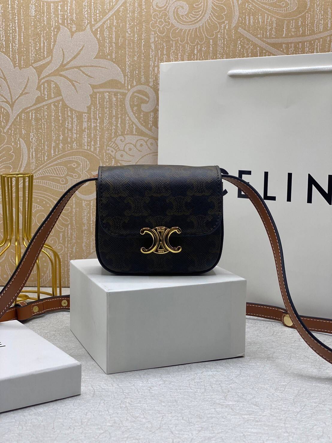 CELINE MINI TRIOMPHE IN TRIOMPHE Shiny calfskin เกรดออริจินอล กระเป๋ามินิทรงชิค ดีไซน์รูปกล่องสุดแสนมินิมอล สามารถสะพายแบบ Crossbody และยังเป็น Belt Bagได้อีกด้วย วัสดุแคนวาสลาย Triomphe แบบไม่มีตกยุค